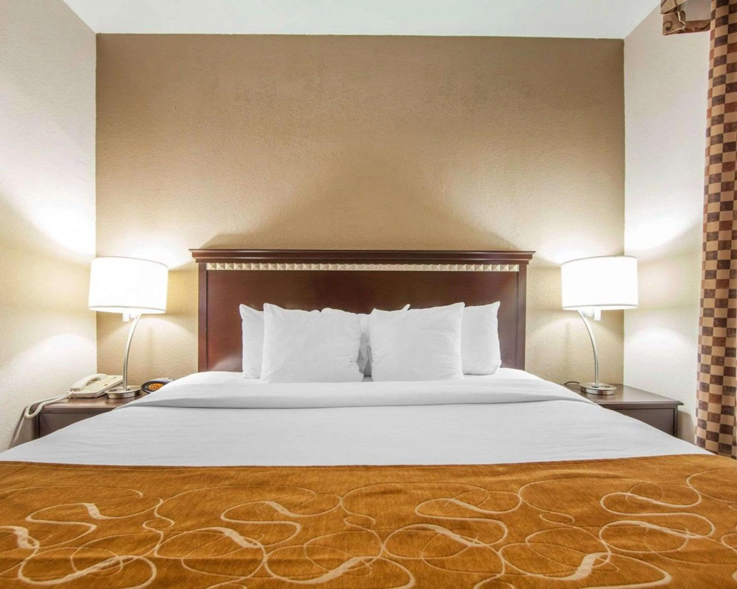 Photo of the whole room in Comfort Suites London South