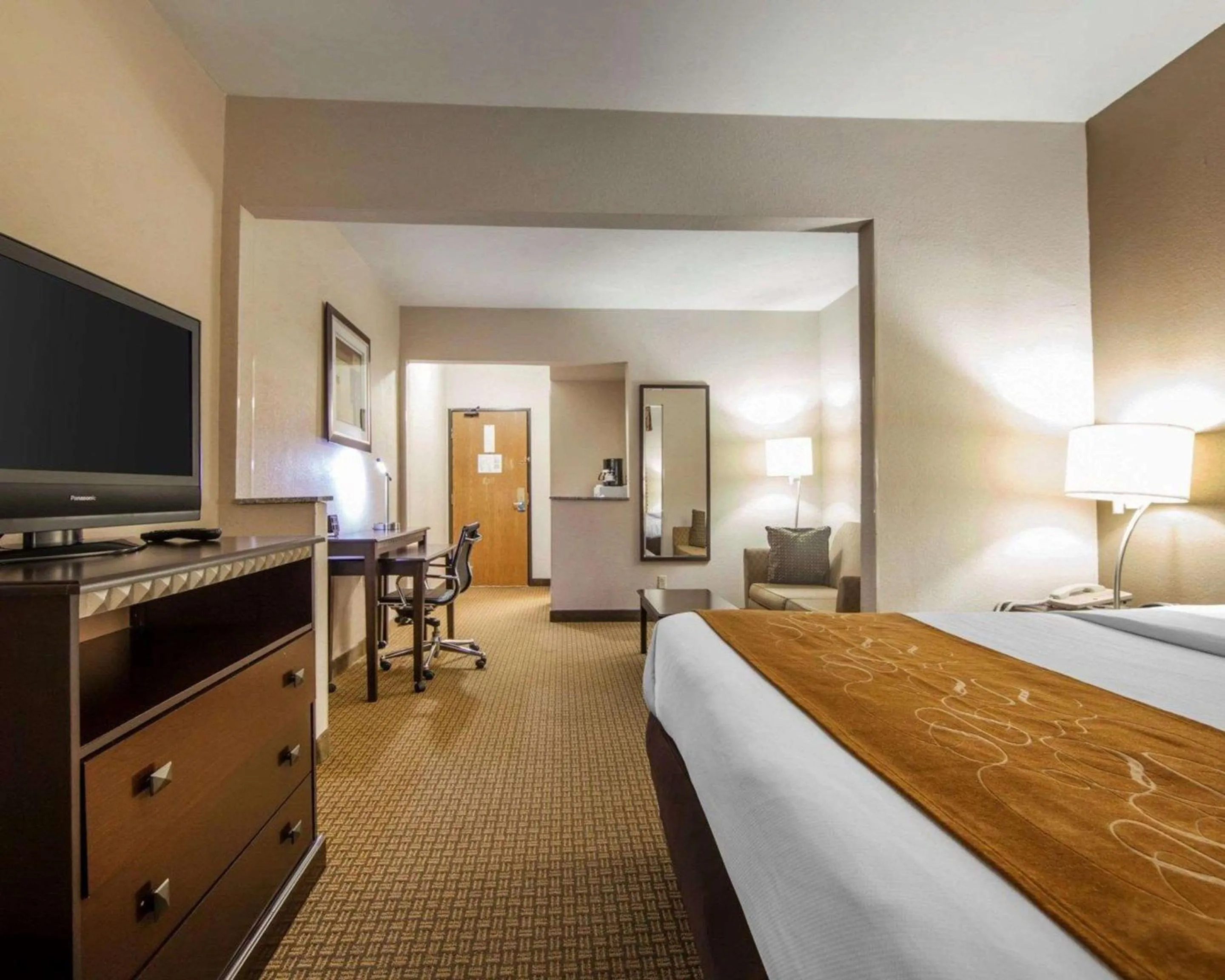 Photo of the whole room in Comfort Suites London South