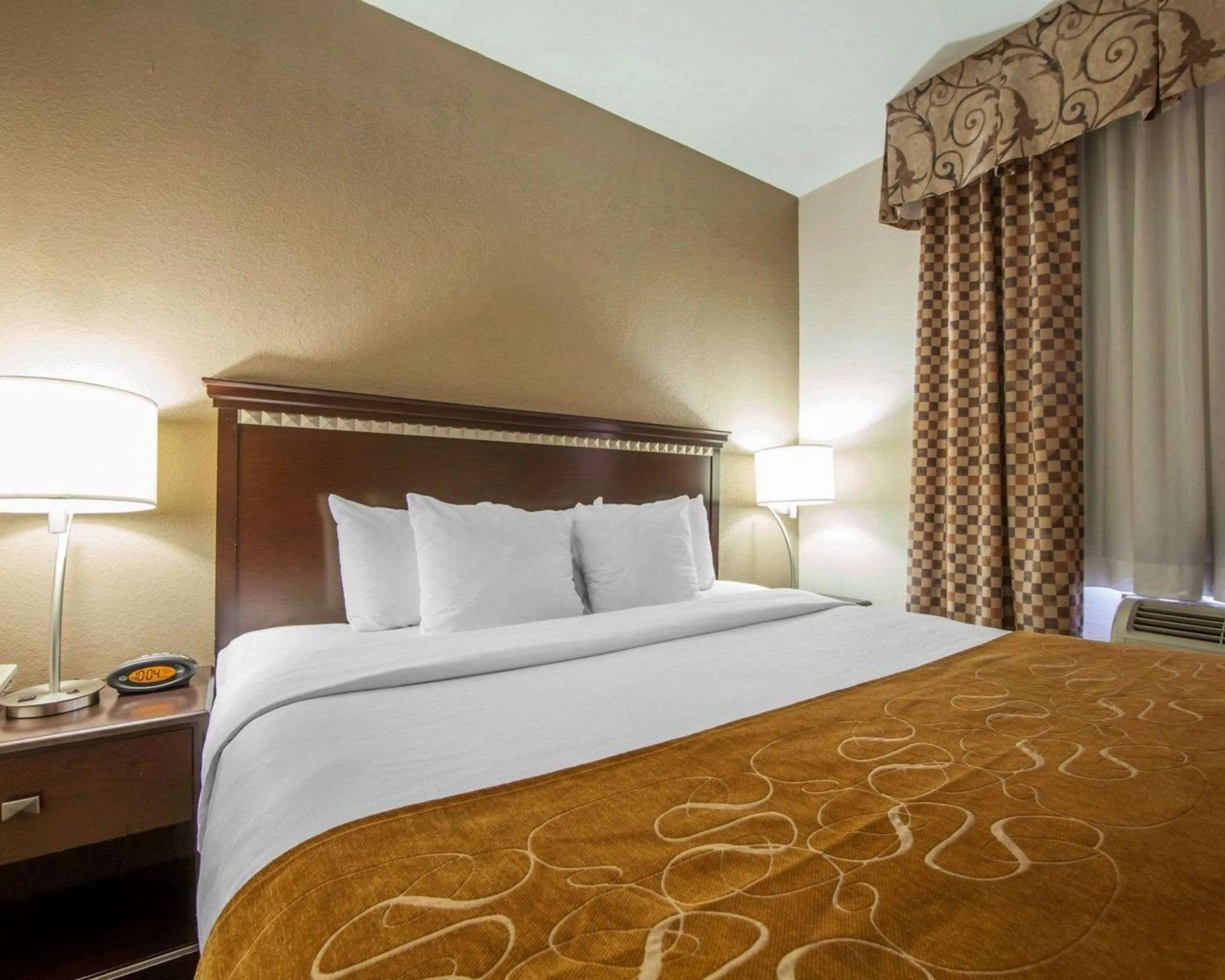 Photo of the whole room in Comfort Suites London South