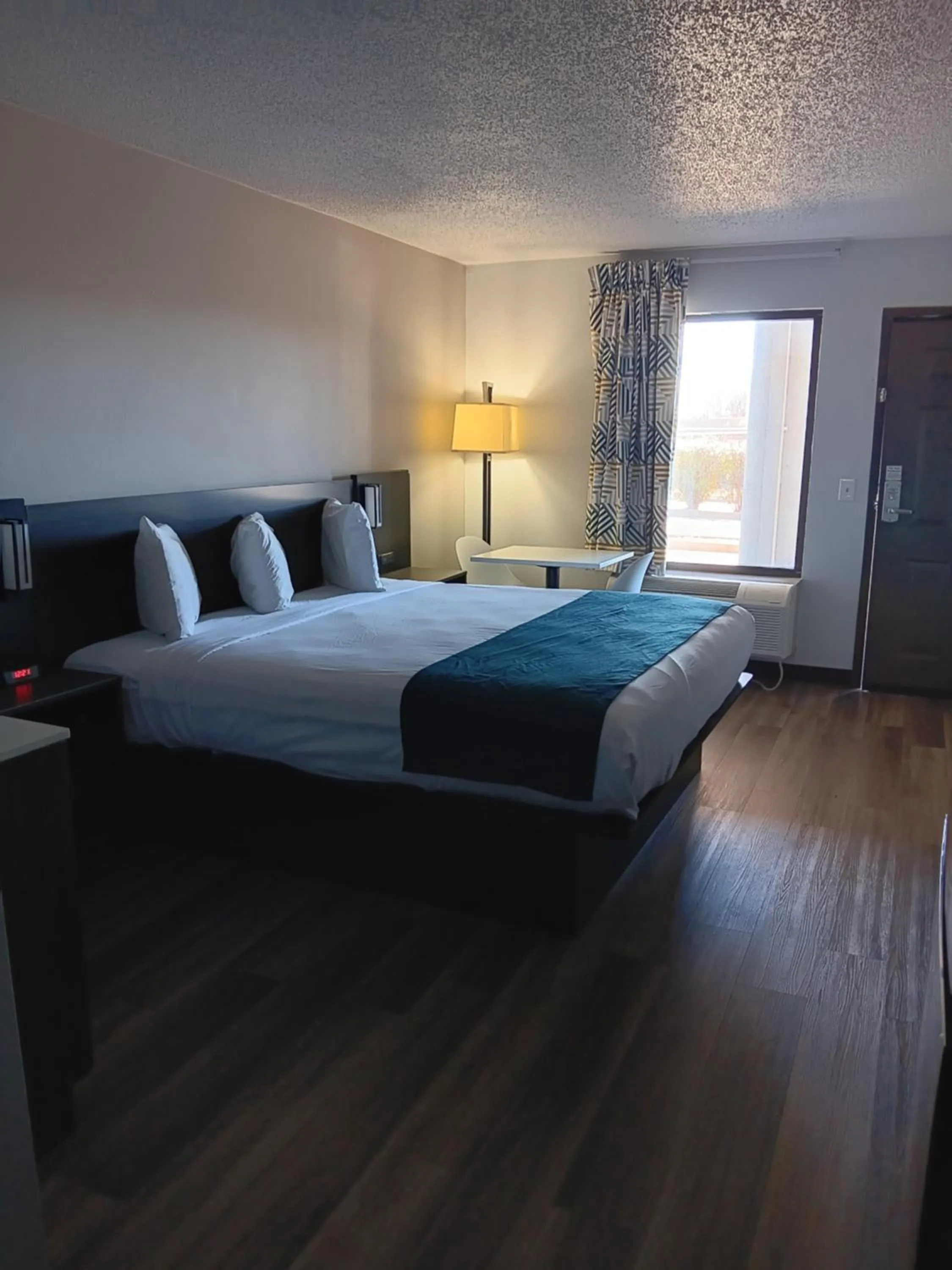 Bed in Studio 6 Suites Louisville KY Airport/Expo Center