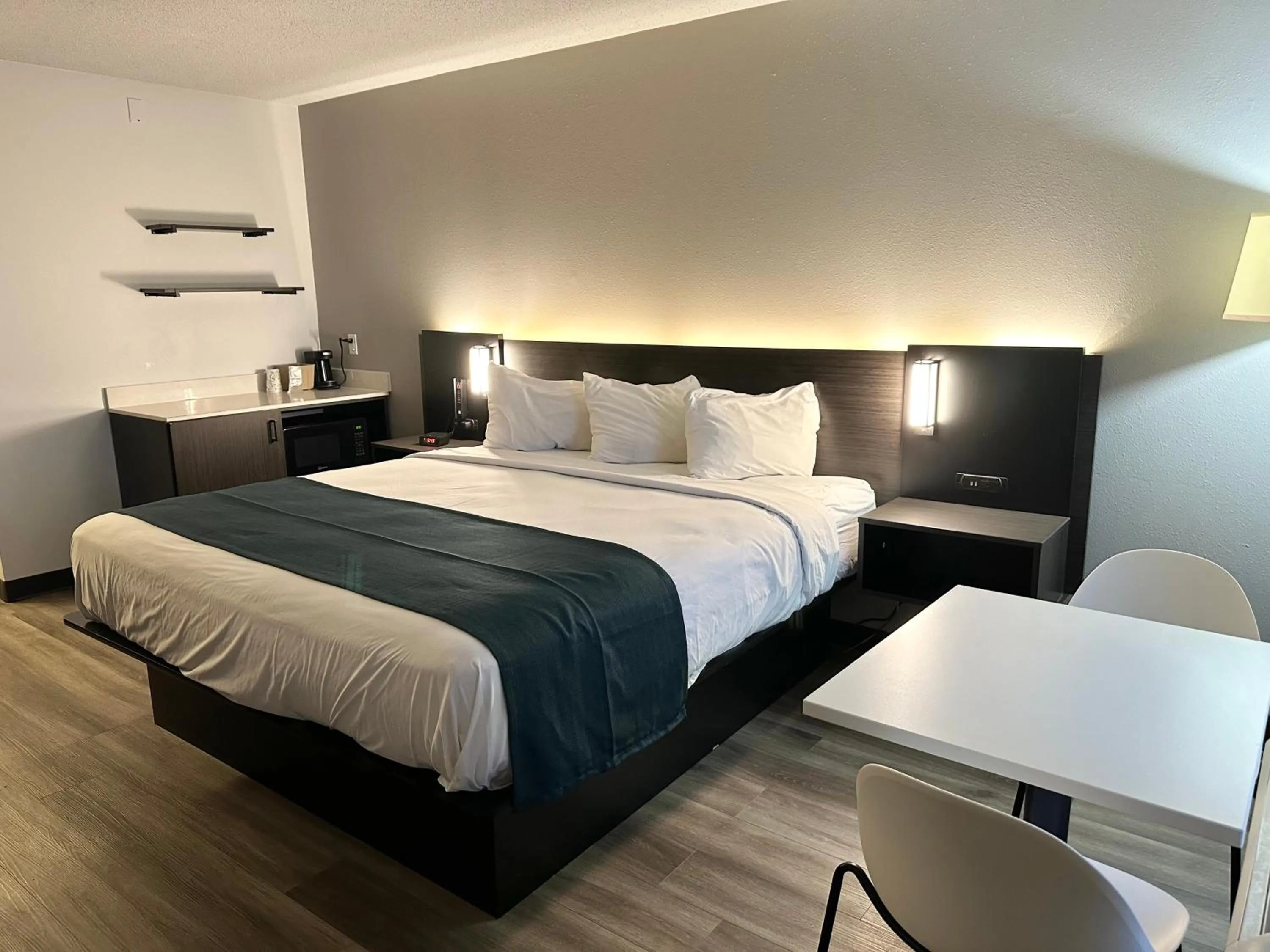 Bedroom, Bed in Studio 6 Suites Louisville KY Airport/Expo Center