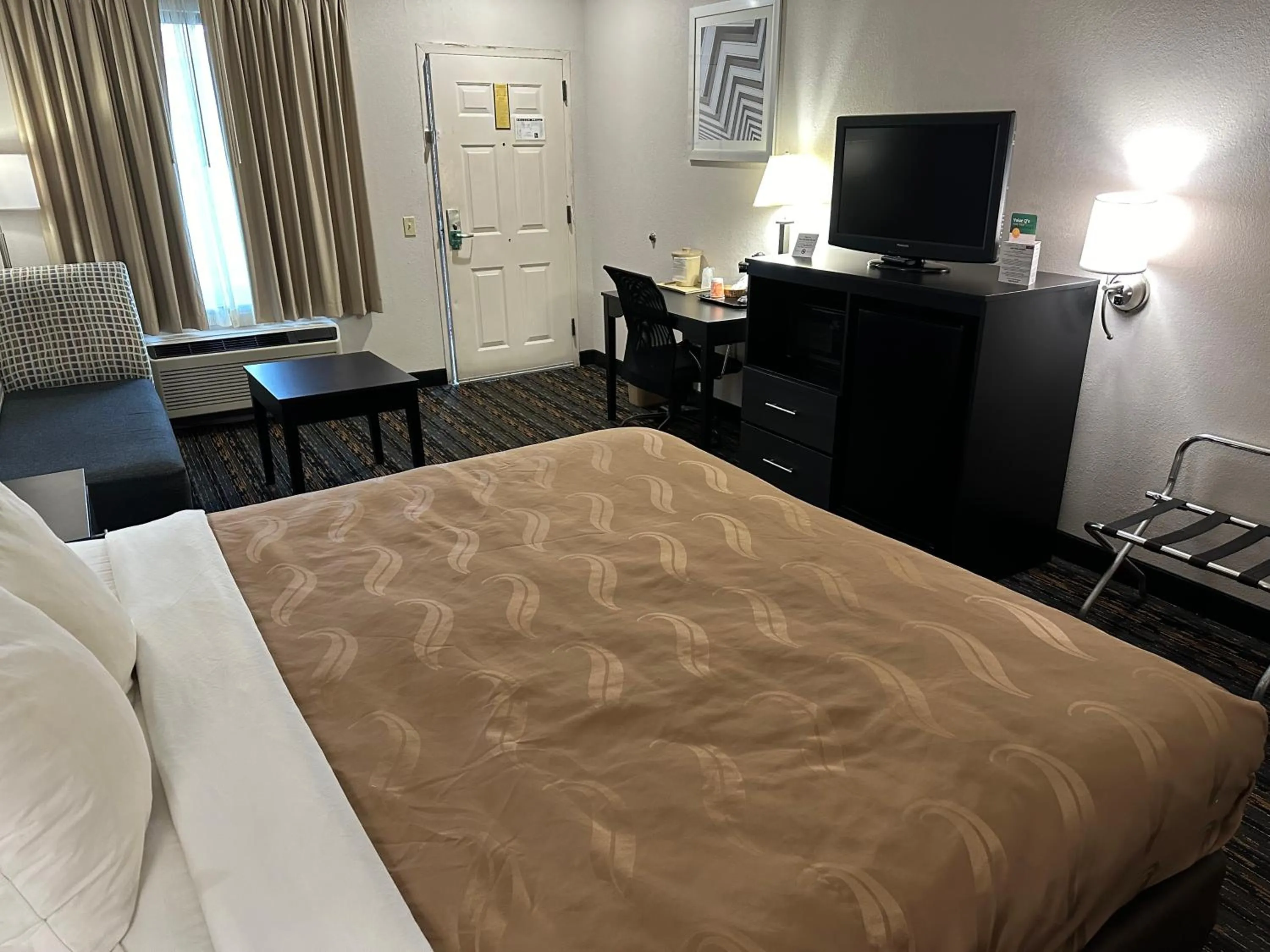 Photo of the whole room, Bed in Quality Inn Ashland