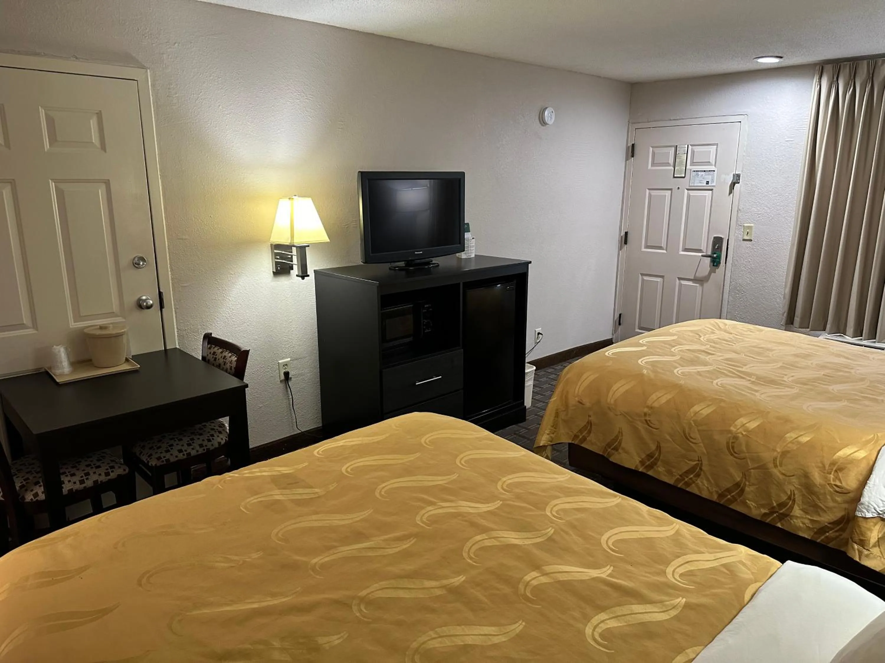 Photo of the whole room, Bed in Quality Inn Ashland