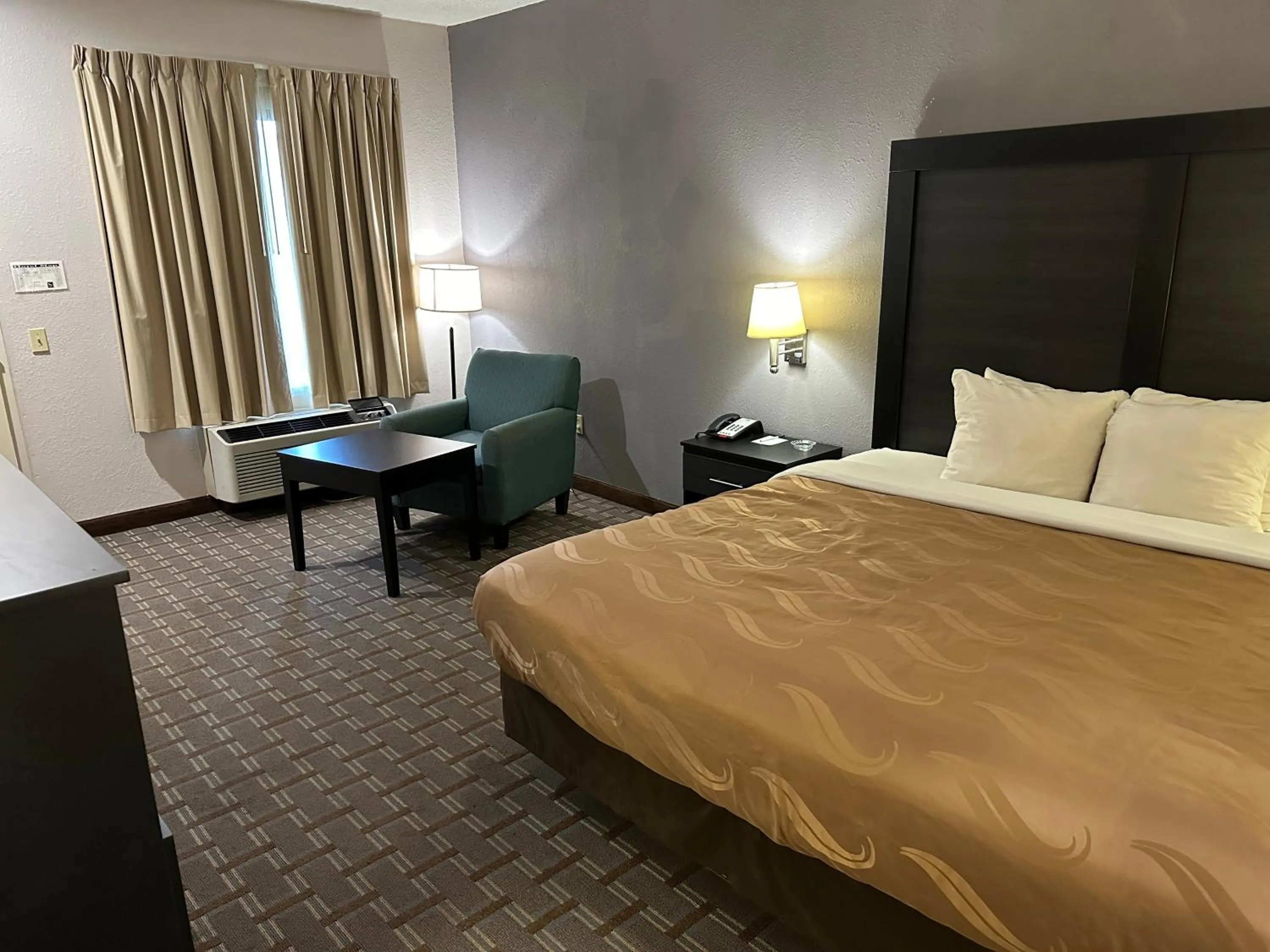 Photo of the whole room, Bed in Quality Inn Ashland