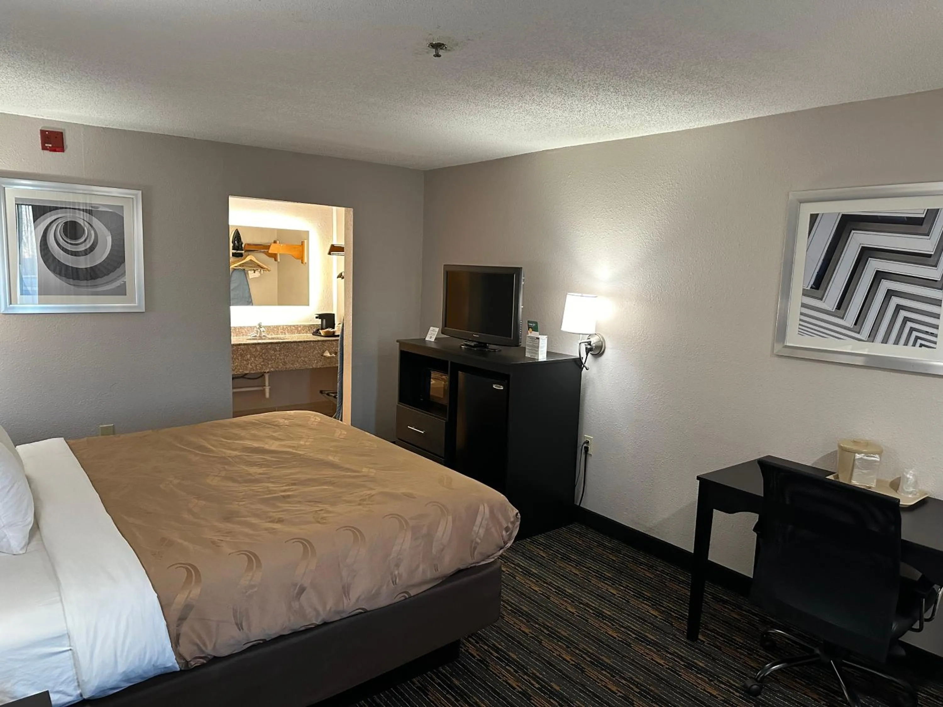 Photo of the whole room, Bed in Quality Inn Ashland