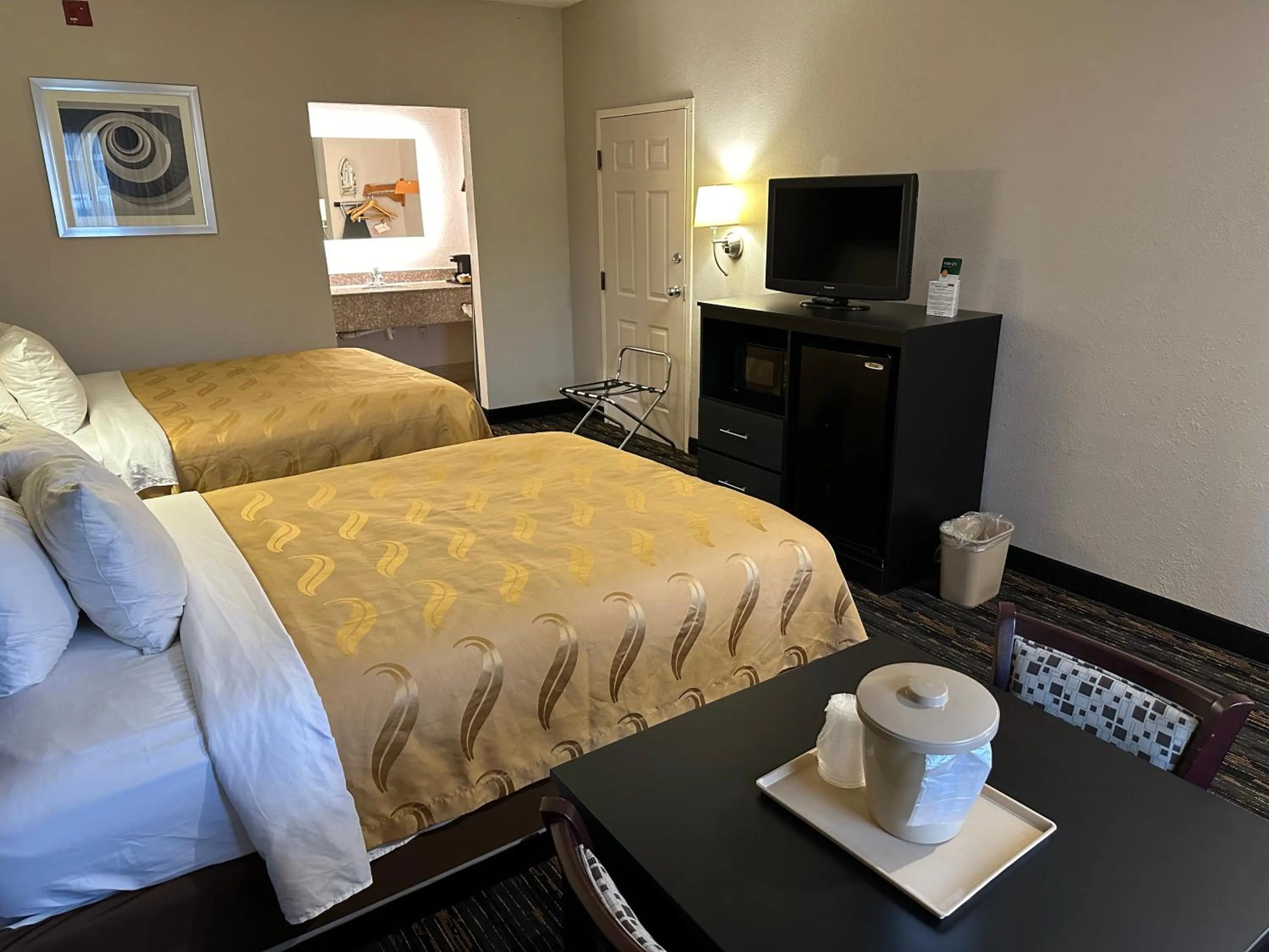 Photo of the whole room, Bed in Quality Inn Ashland