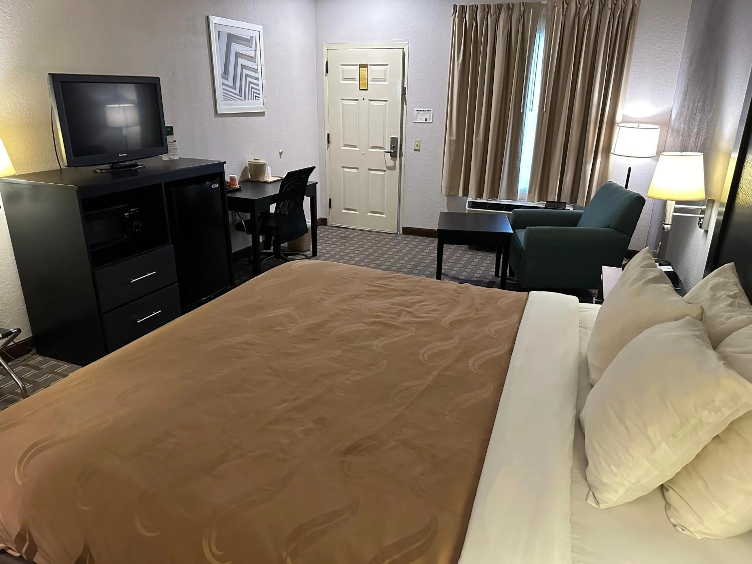 Photo of the whole room, Bed in Quality Inn Ashland