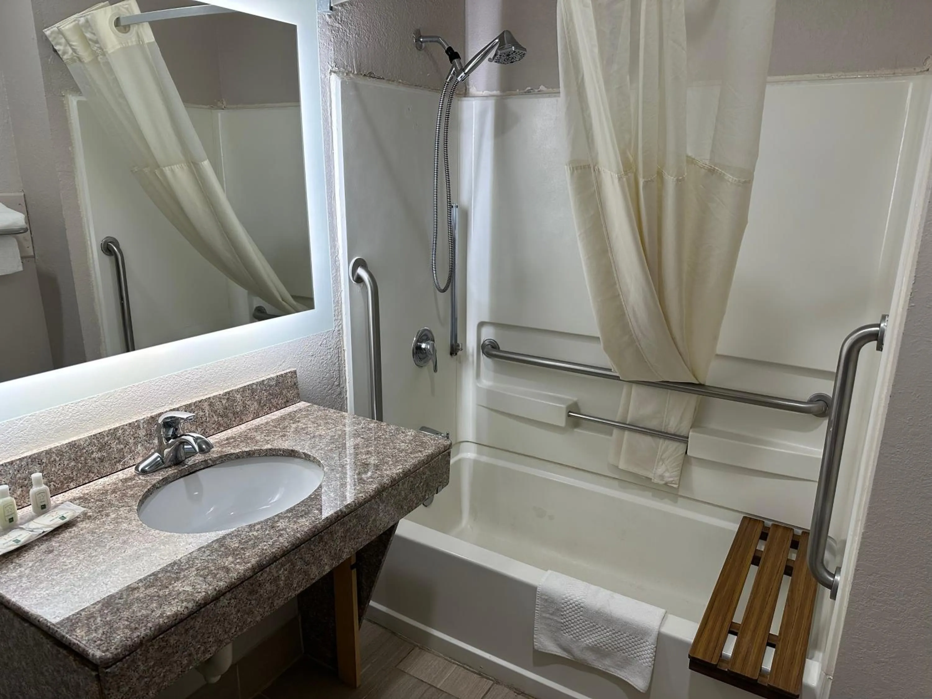 Bathroom in Quality Inn Ashland