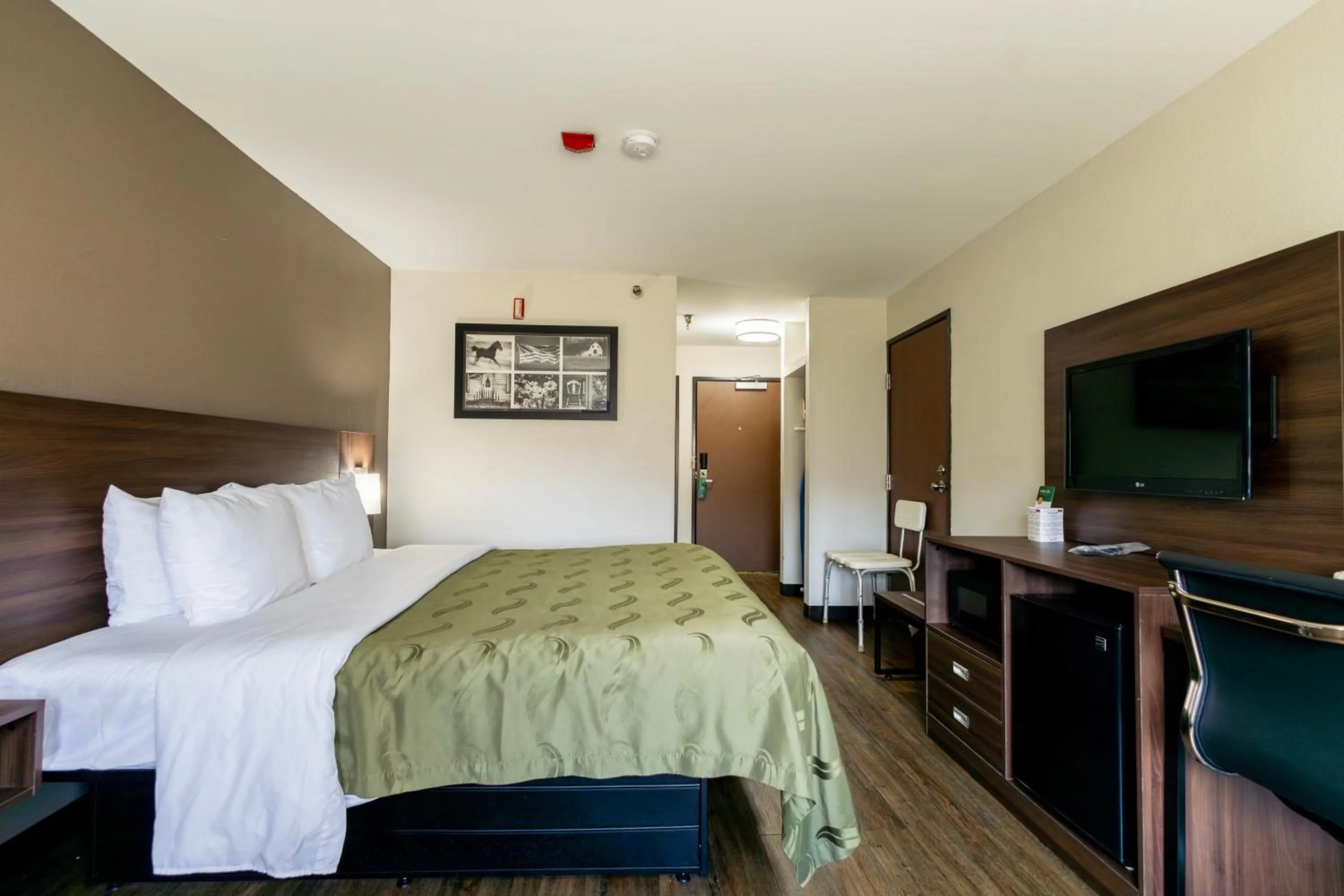 Photo of the whole room, Bed in Quality Inn Carrollton