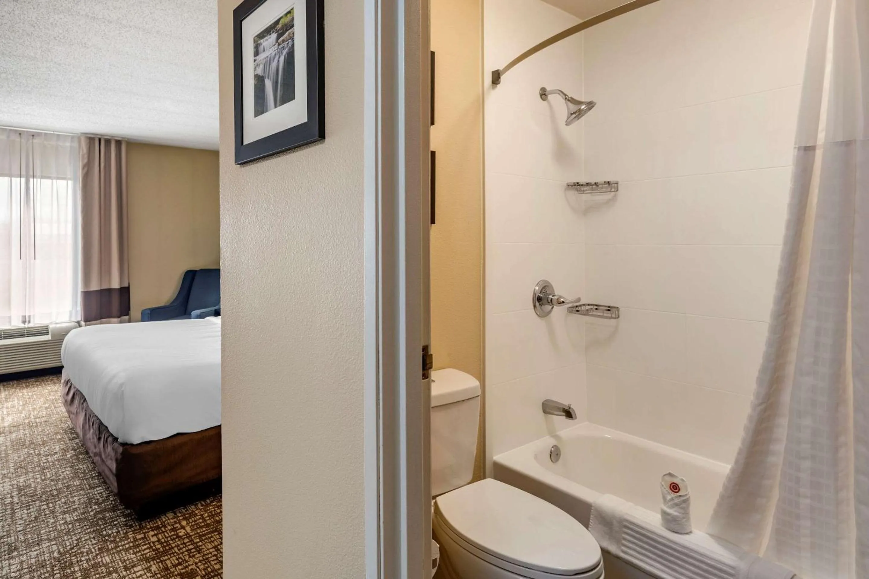Bathroom, Bed in Comfort Inn Paducah I-24