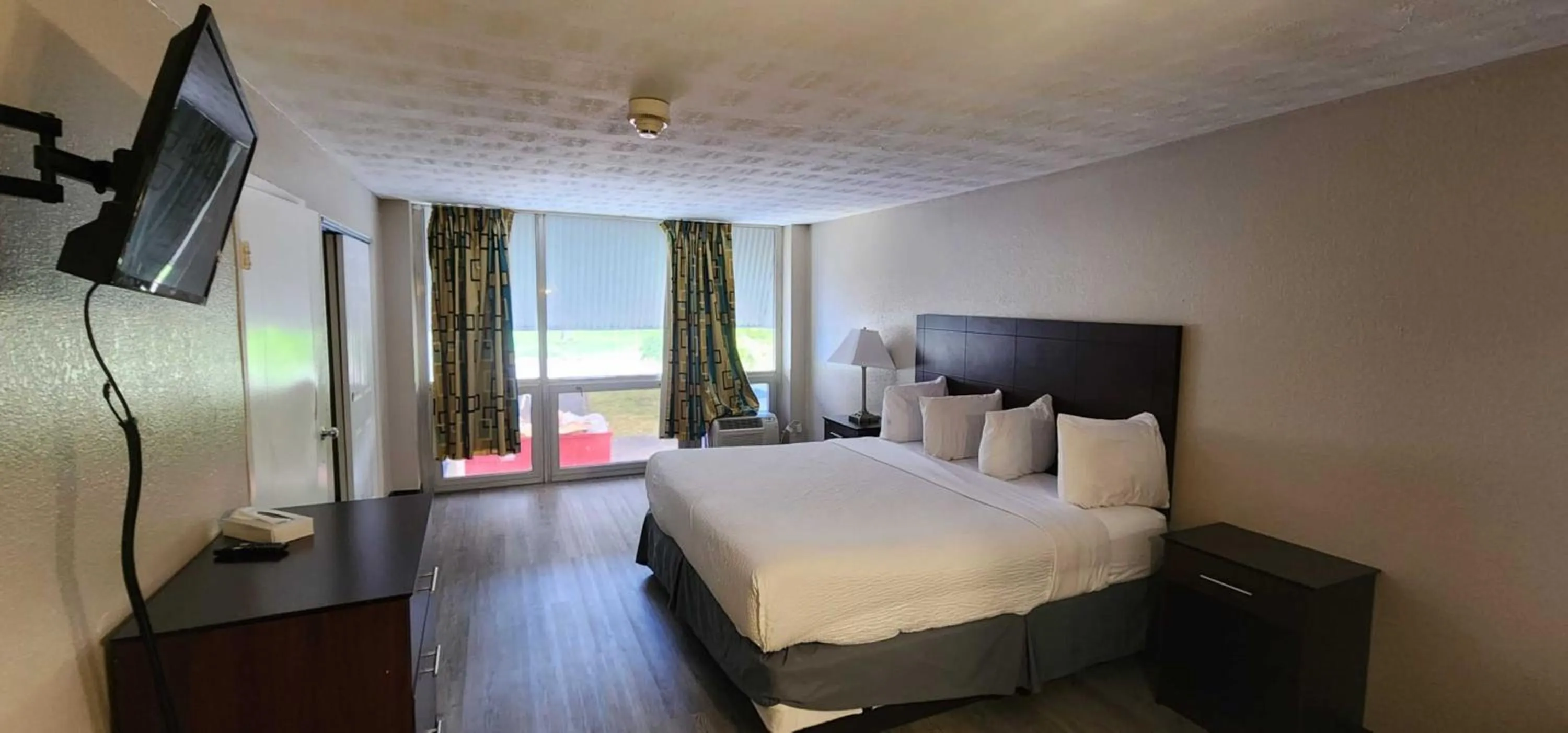 View (from property/room), Bed in Days Inn by Wyndham Fort Wright Cincinnati Area