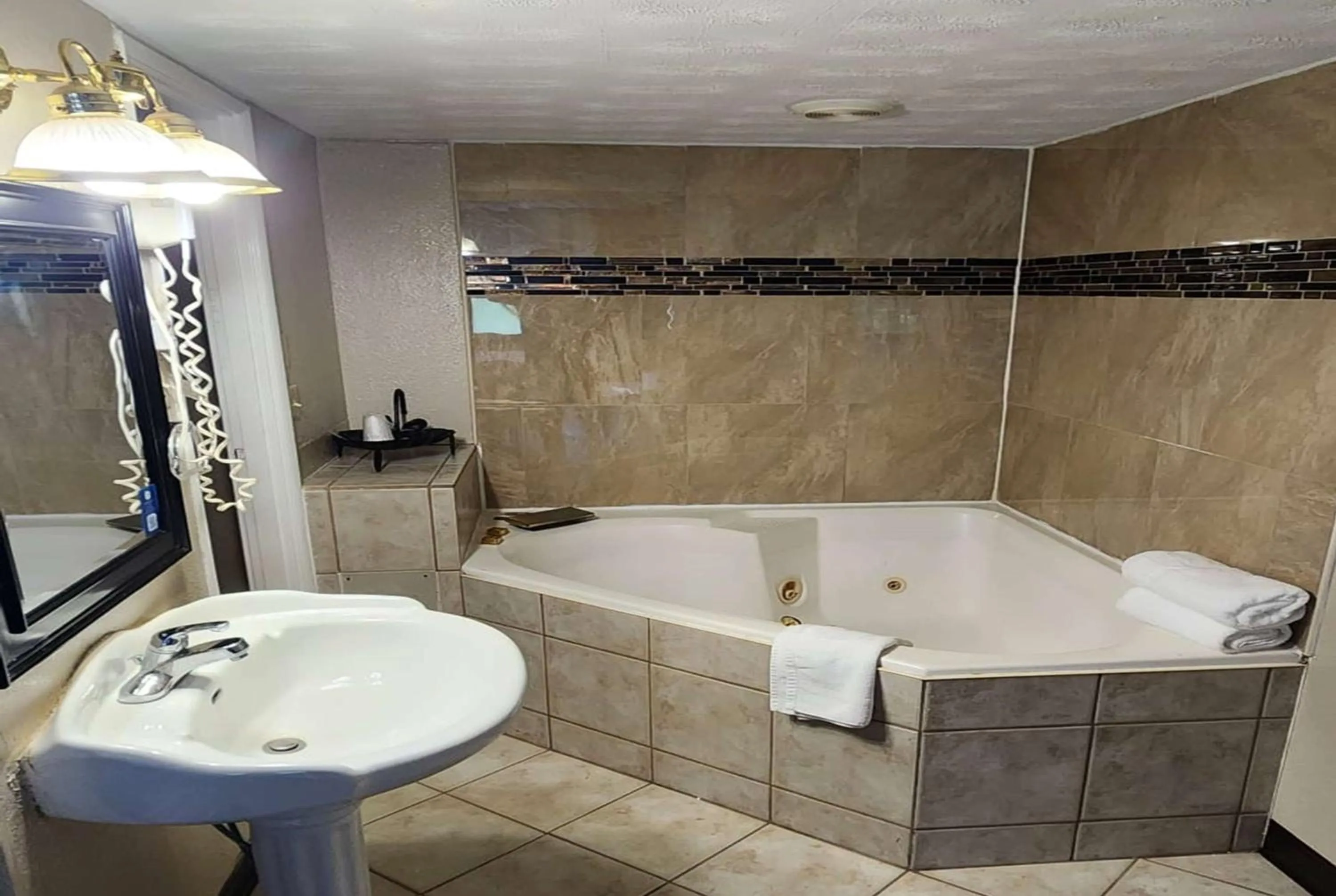 TV and multimedia in Days Inn by Wyndham Fort Wright Cincinnati Area