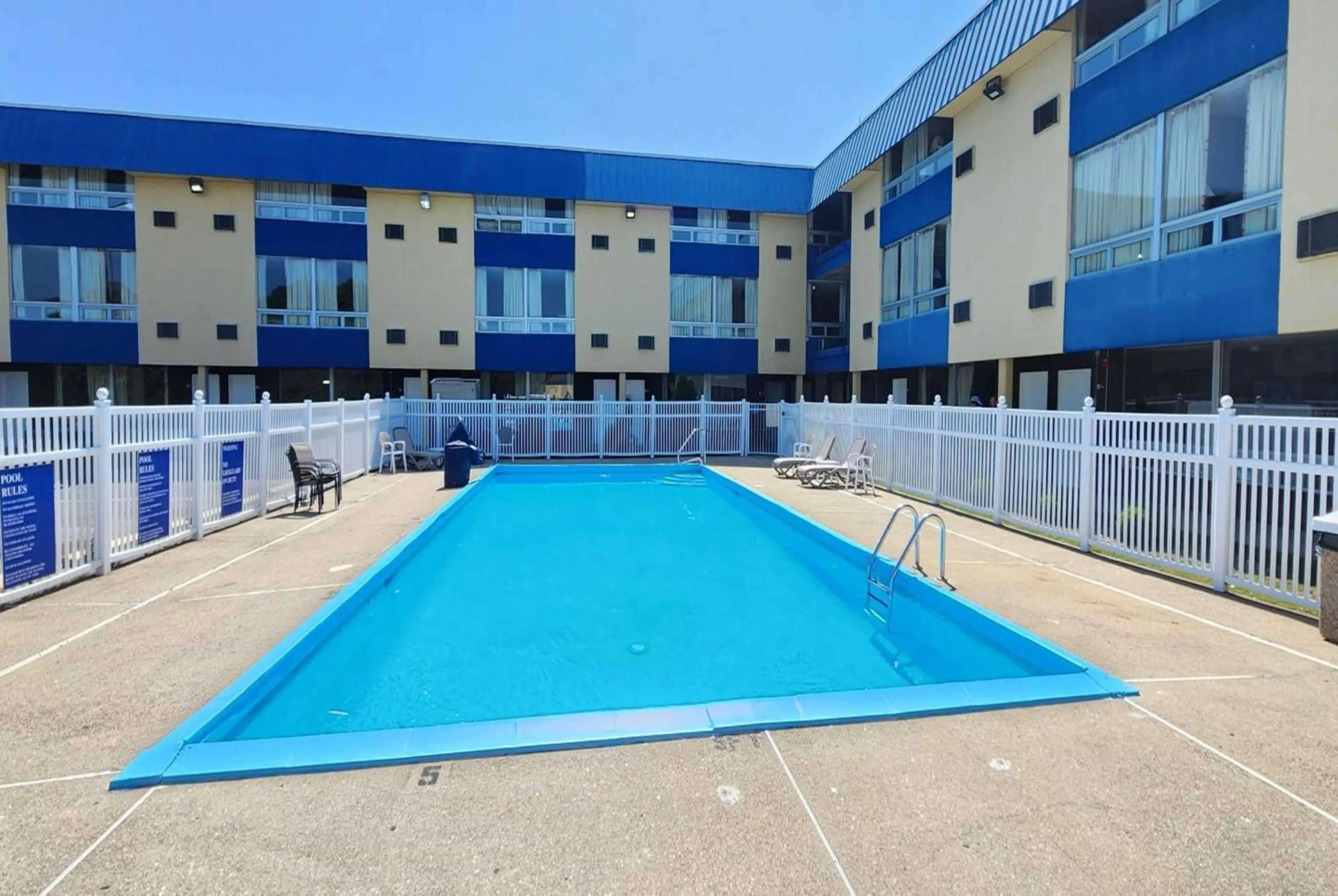 Swimming pool in Days Inn by Wyndham Fort Wright Cincinnati Area