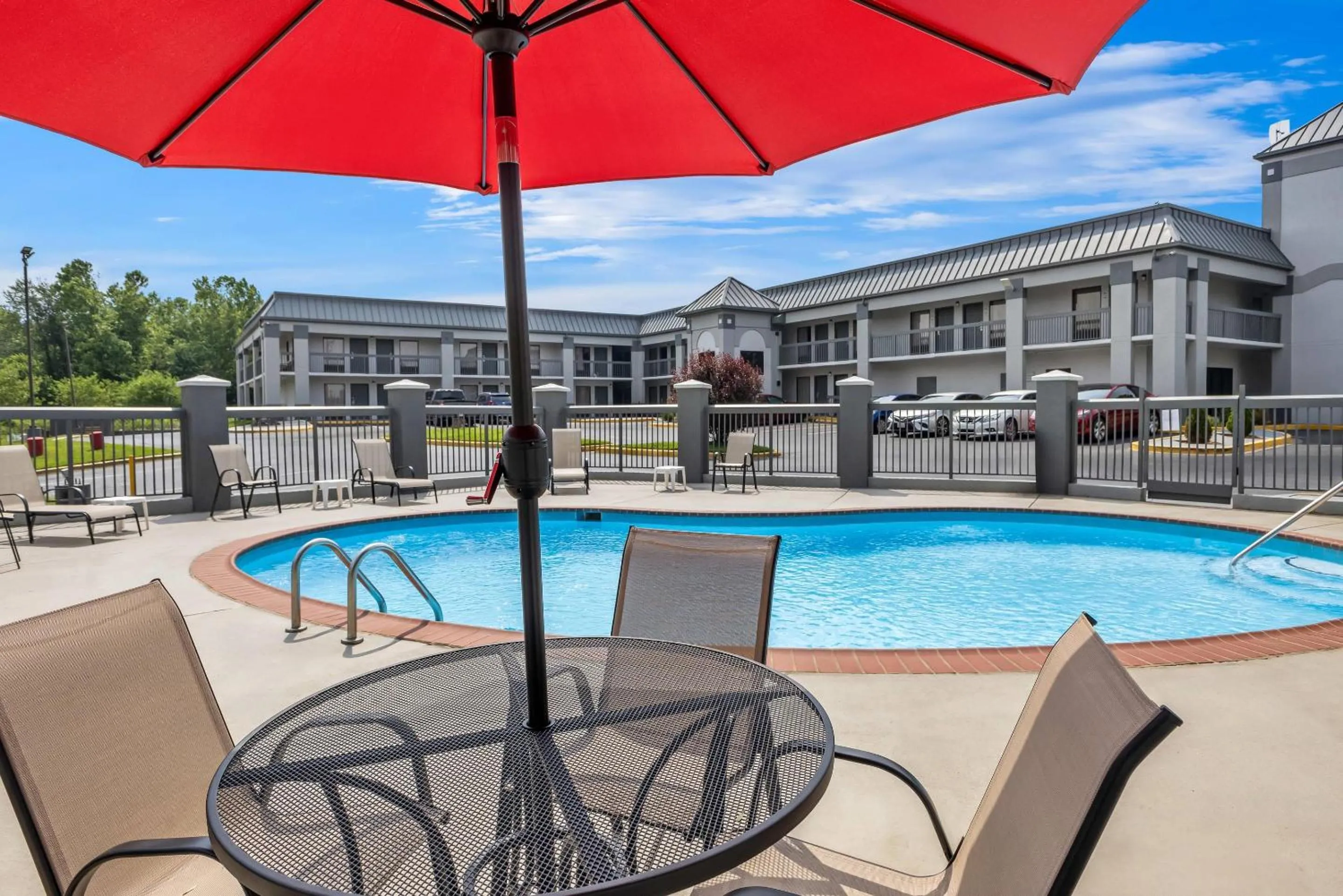 Swimming pool in Quality Inn Oak Grove Fort Campbell