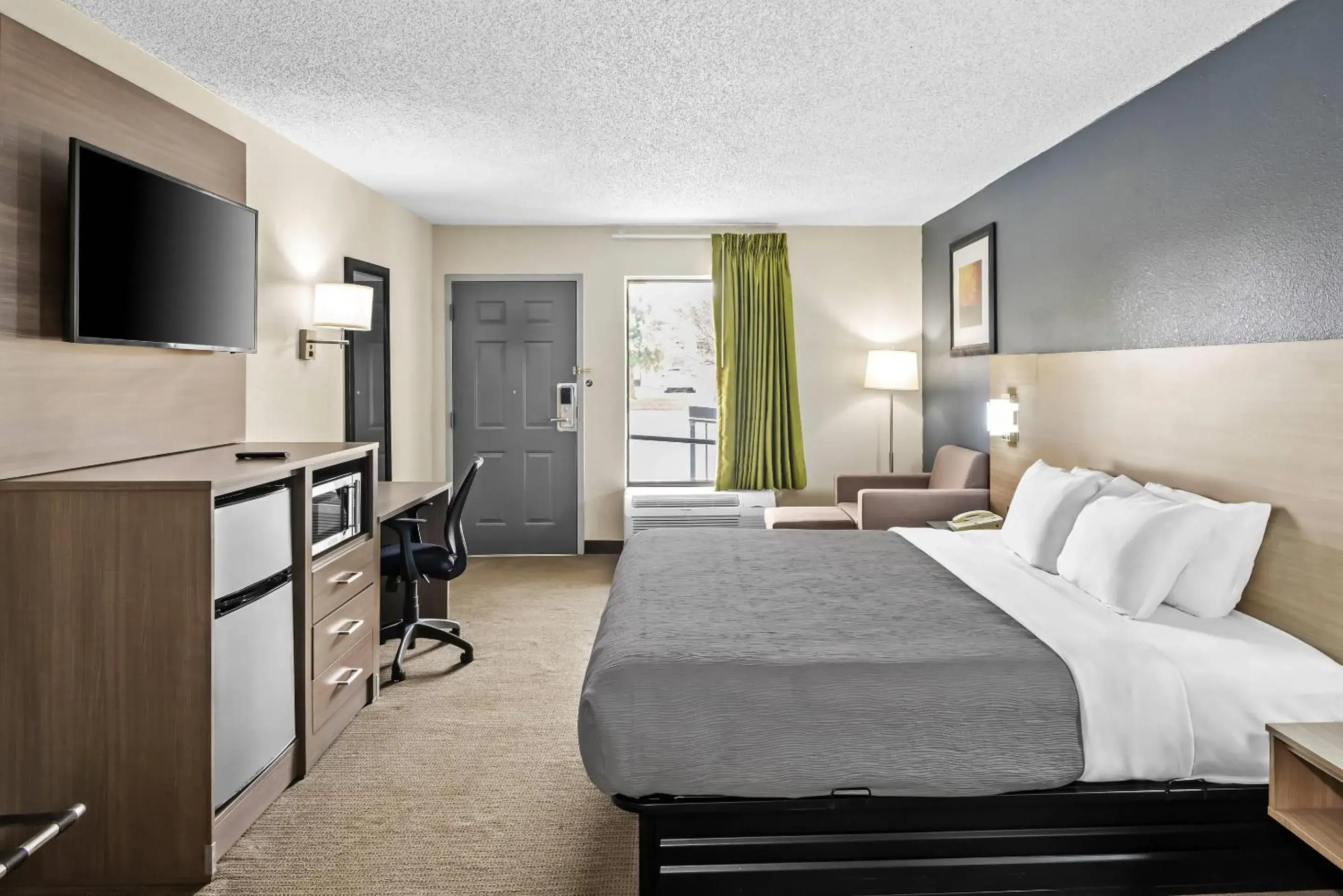 King Room with Roll-In Shower - Accessible/Non-Smoking in Quality Inn Oak Grove Fort Campbell King Room with Roll-In Shower - Accessible/Non-Smoking in Quality Inn Oak Grove Fort Campbell