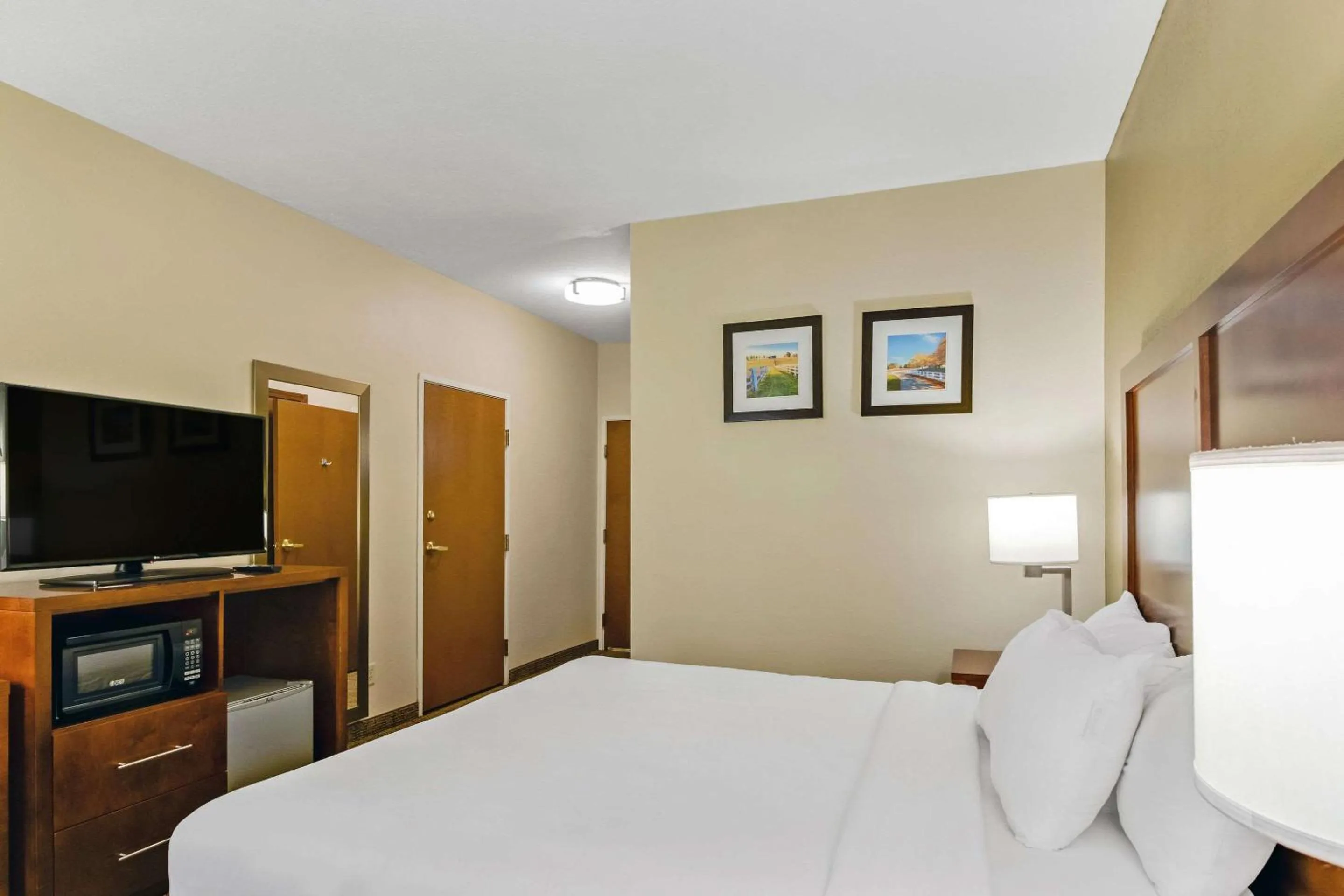 Bedroom, Bed in Comfort Inn Henderson - Evansville South