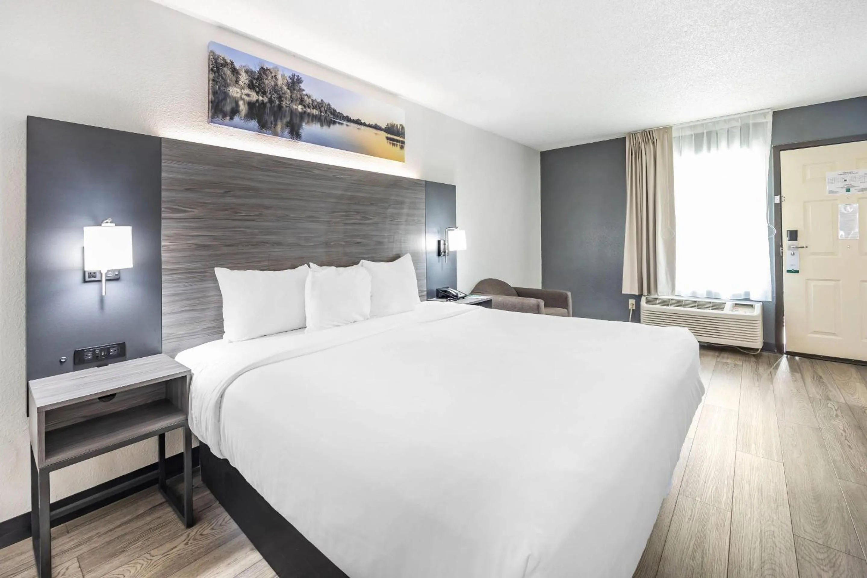 Bedroom, Bed in Quality Inn Glasgow