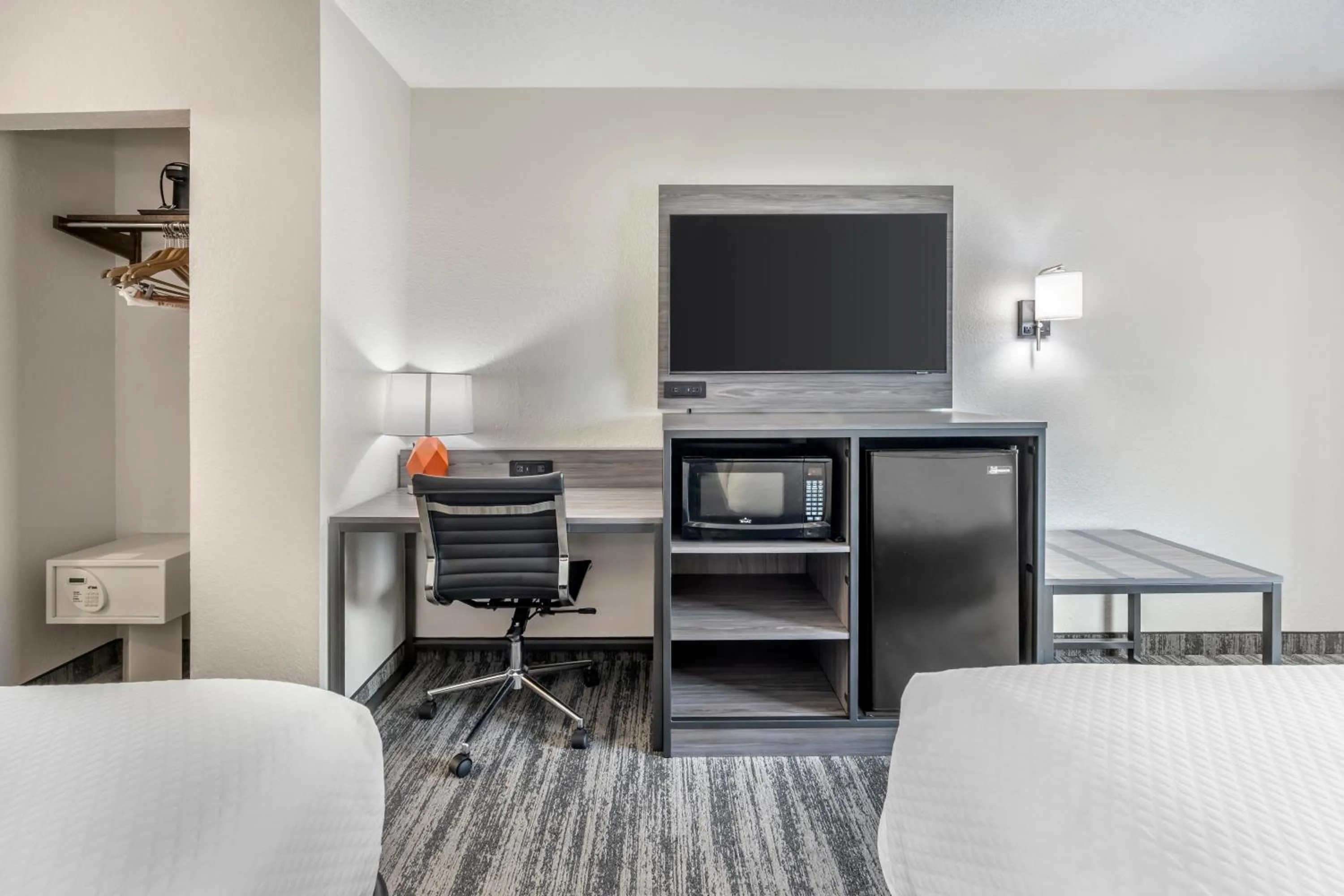 TV and multimedia, Bed in Quality Inn Glasgow