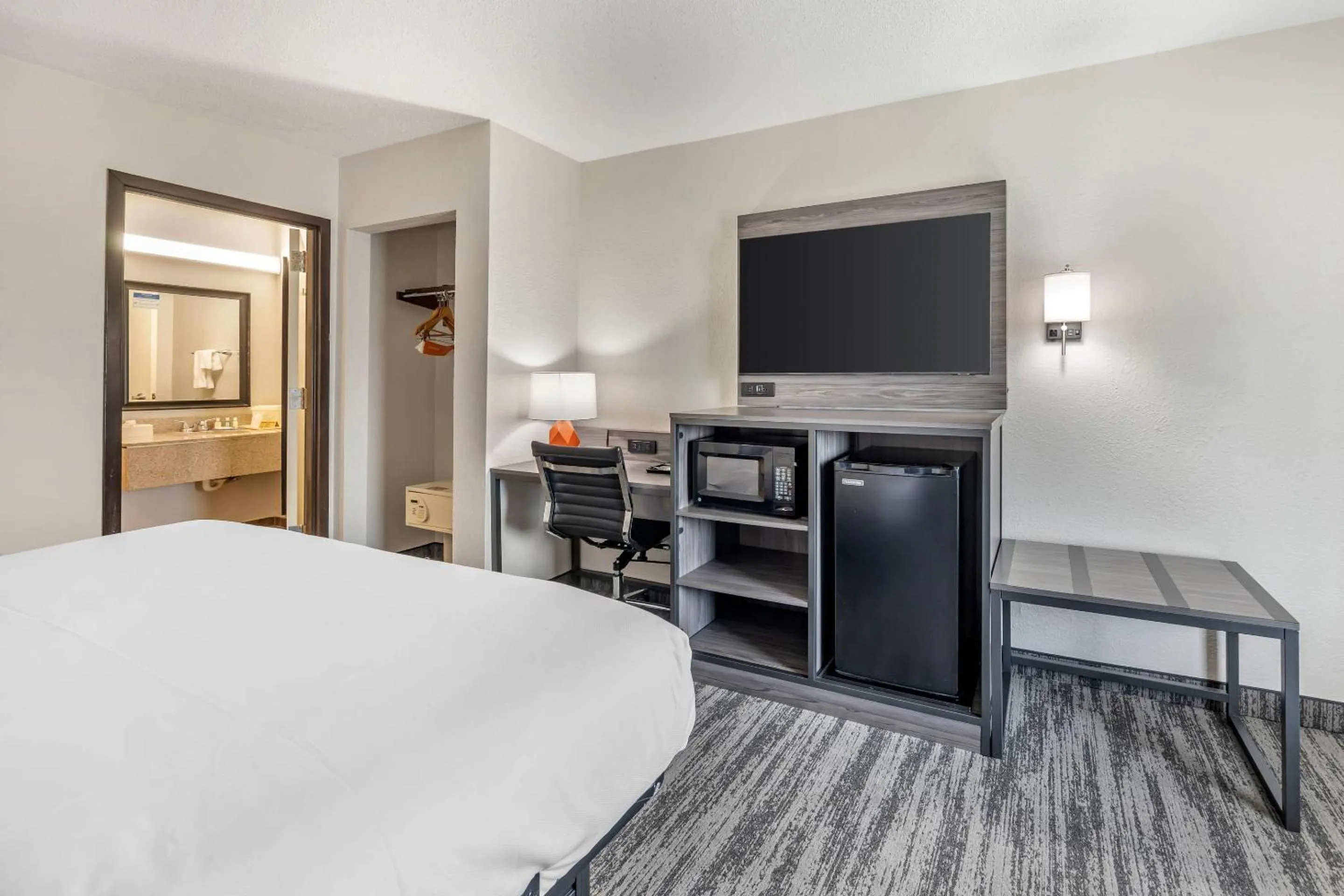 Bedroom, Bed in Quality Inn Glasgow