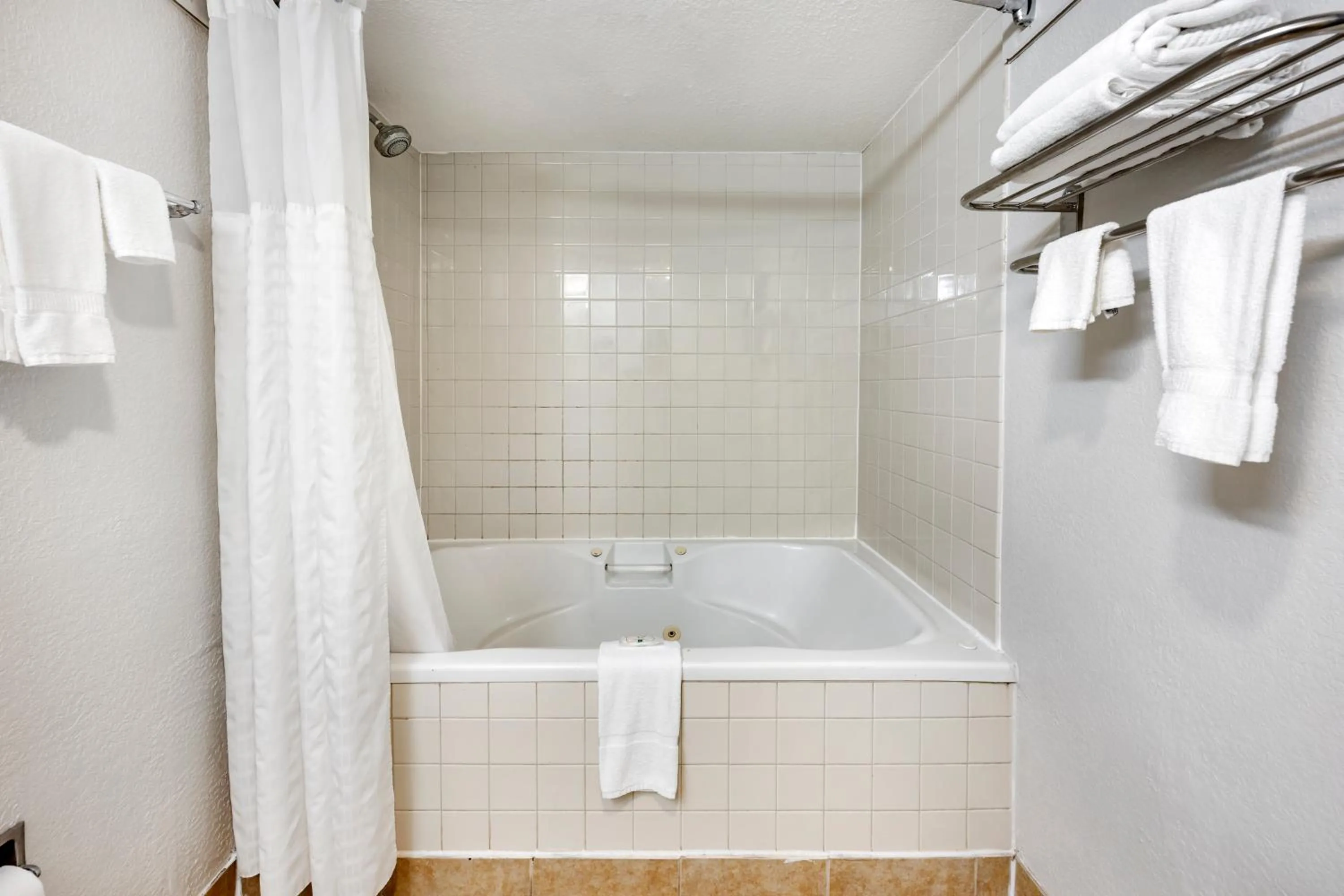 Bath in Quality Inn Glasgow