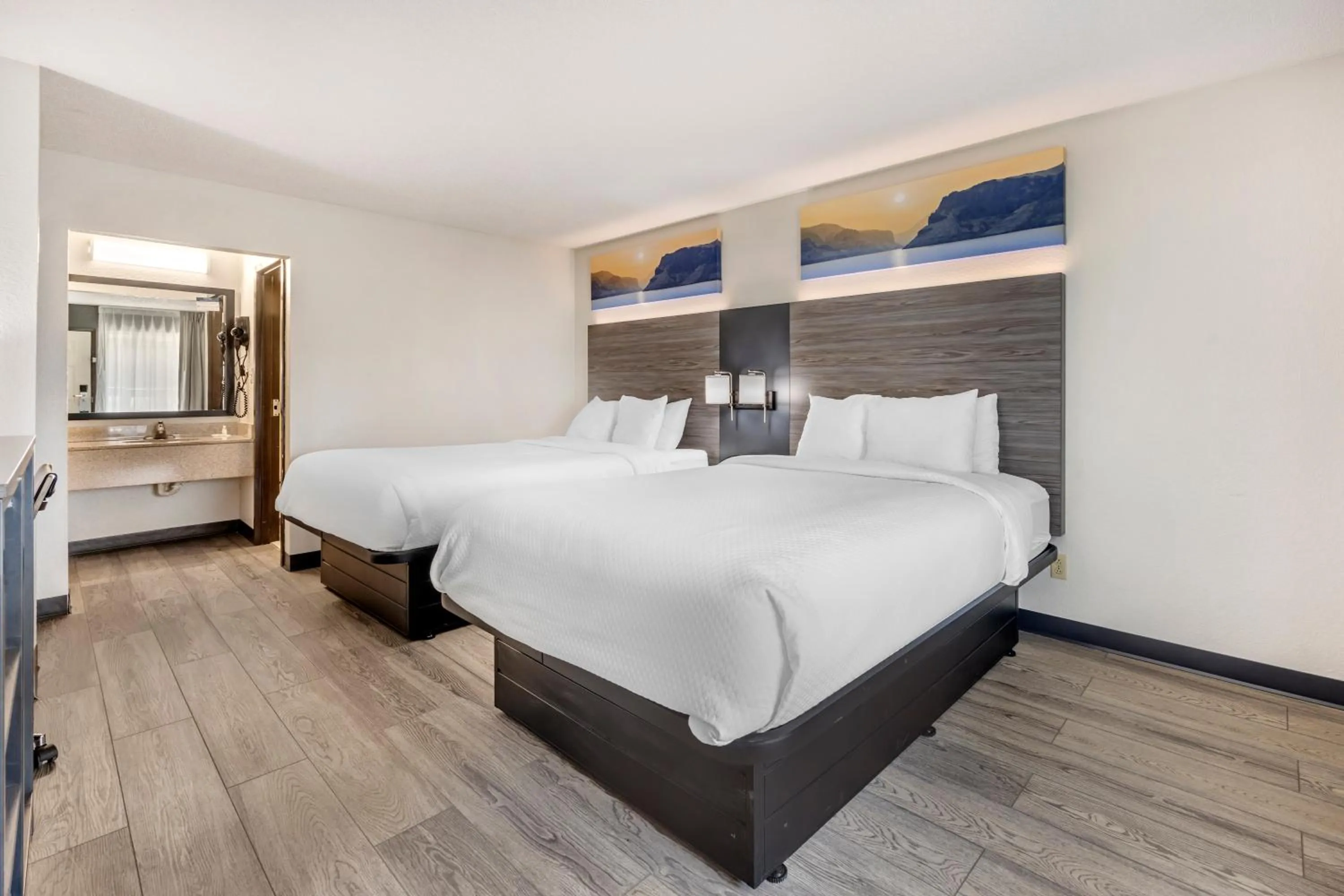 Photo of the whole room, Bed in Quality Inn Glasgow