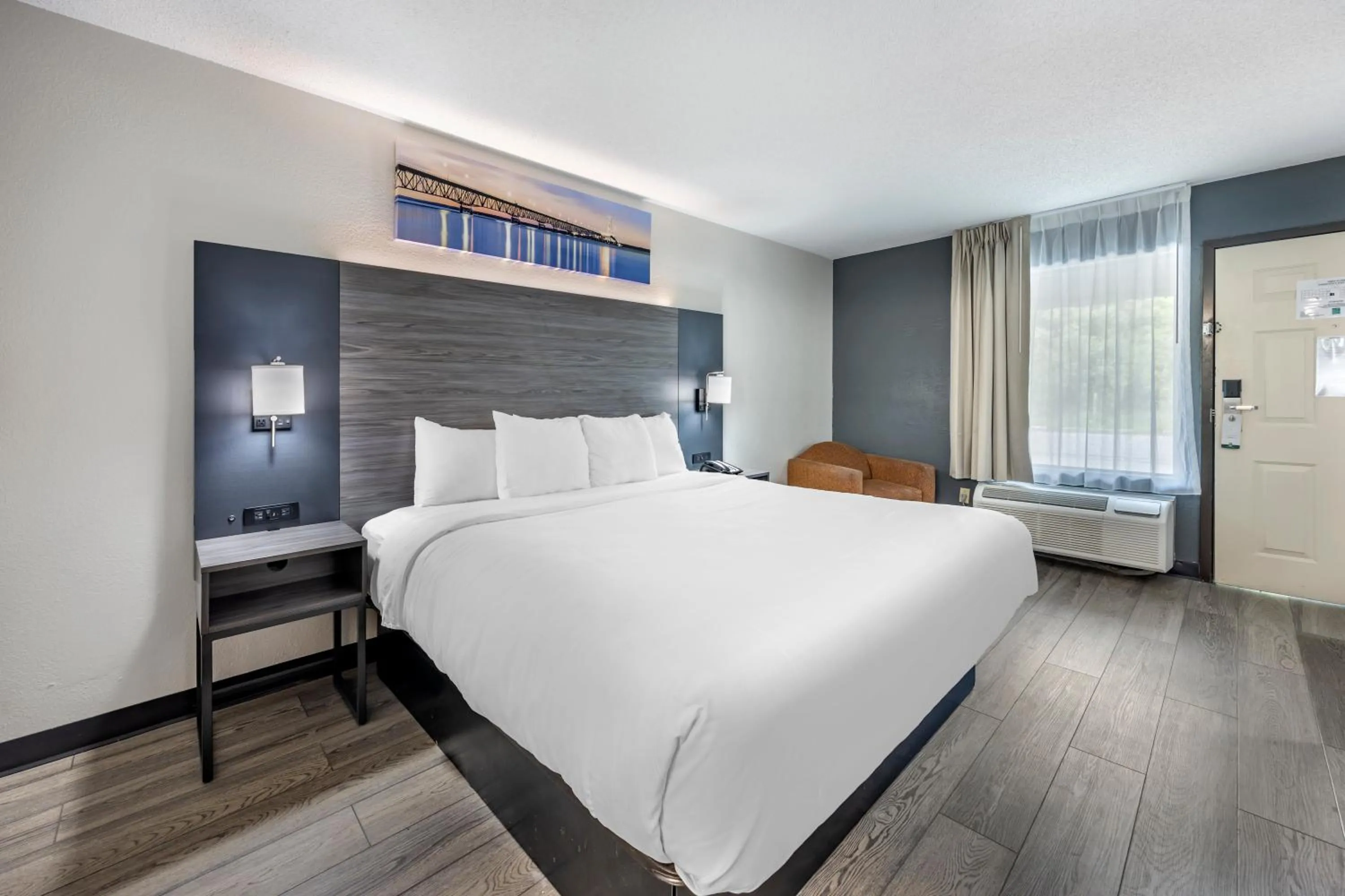 Photo of the whole room, Bed in Quality Inn Glasgow