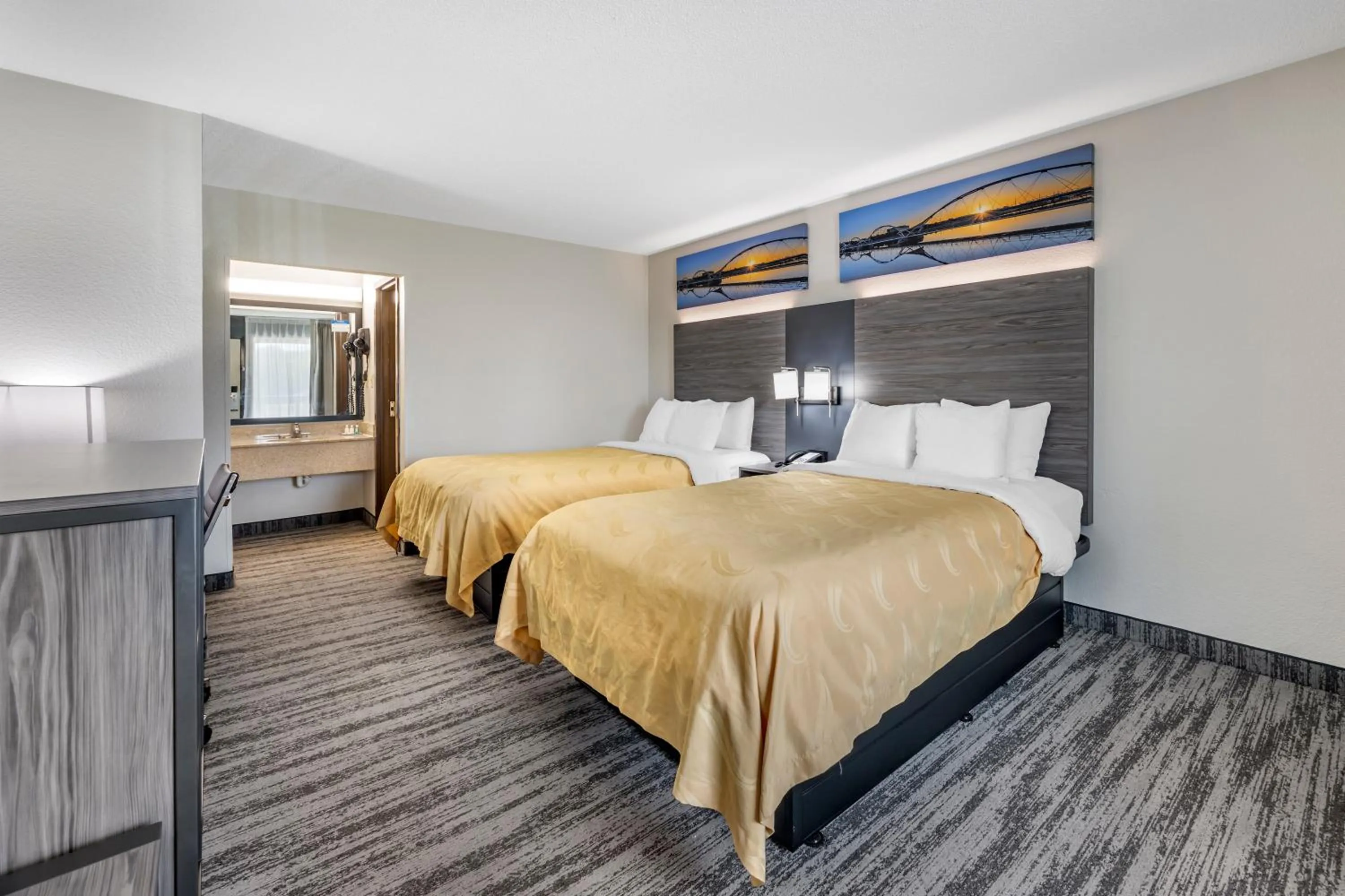 Photo of the whole room, Bed in Quality Inn Glasgow