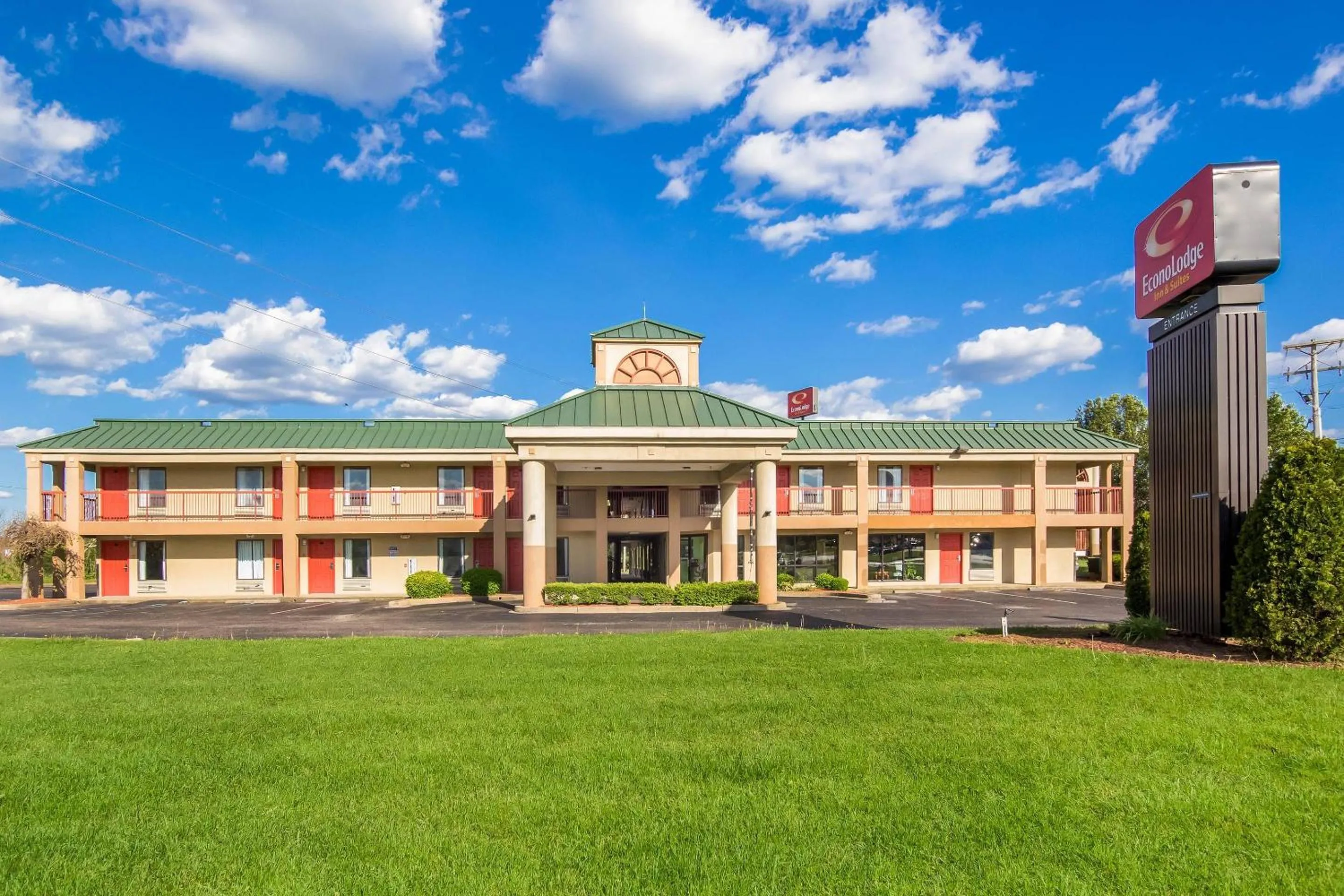 Property building in Econo Lodge Inn & Suites I-65