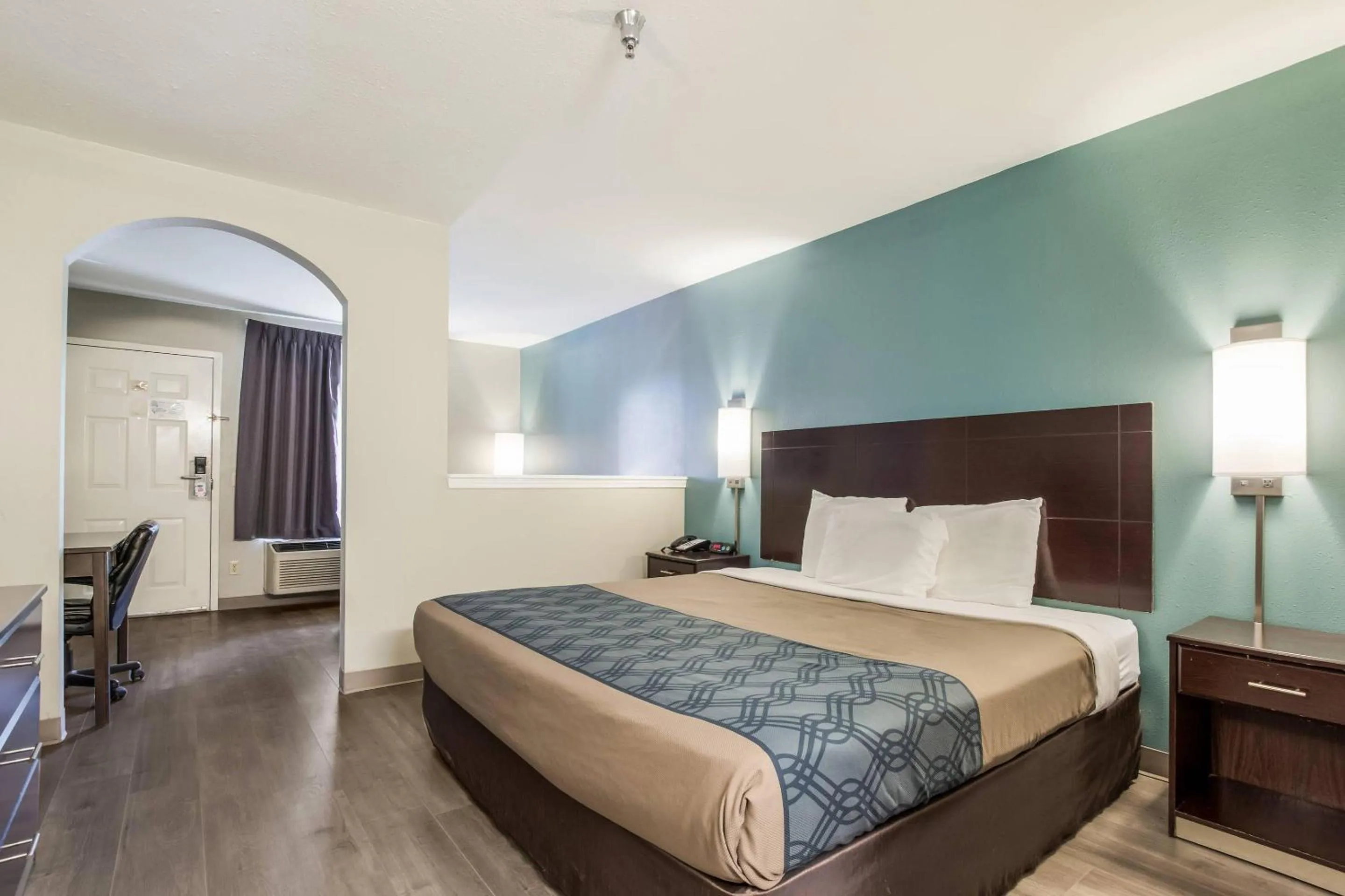 Bedroom, Bed in Econo Lodge Inn & Suites I-65