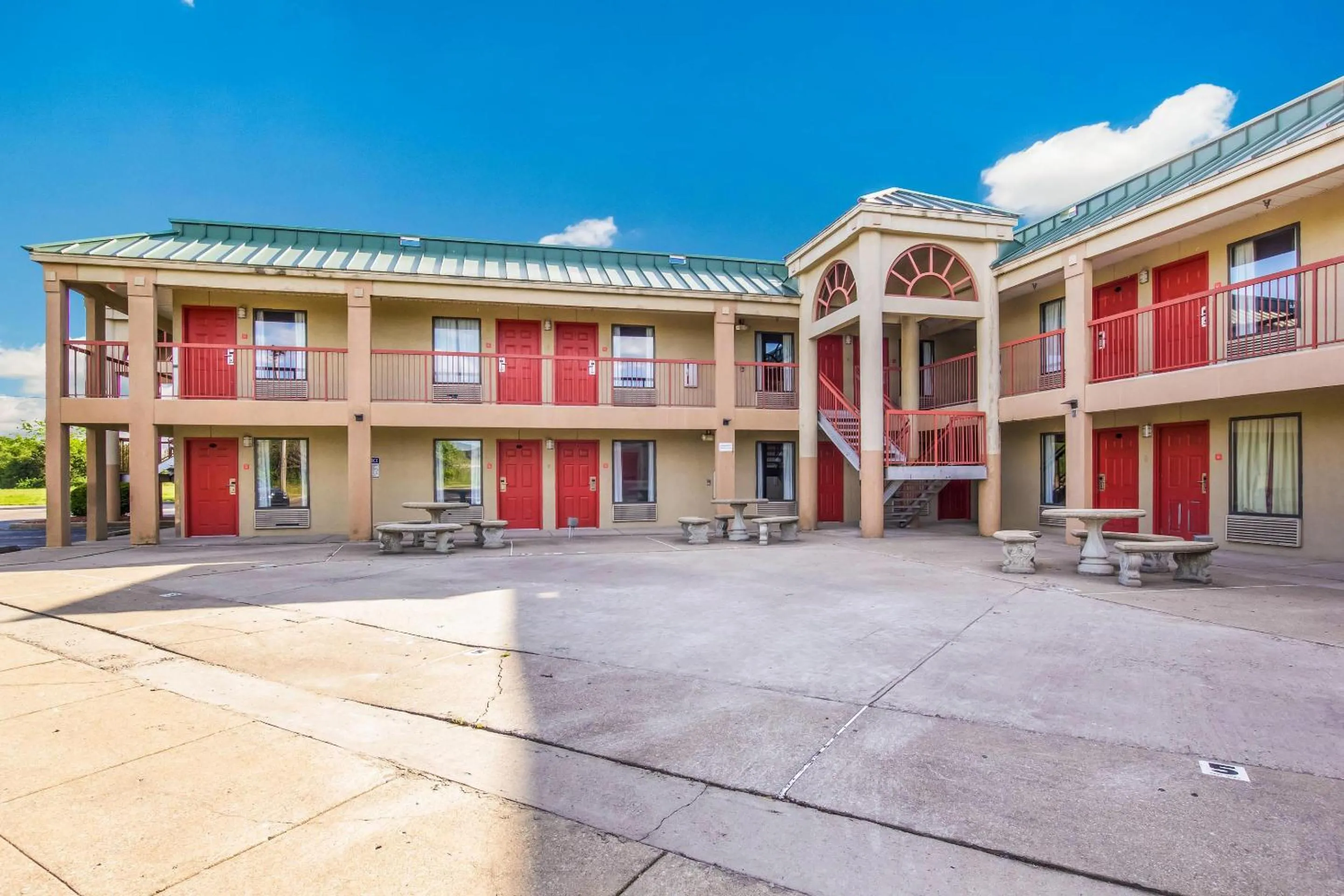 Property building in Econo Lodge Inn & Suites I-65