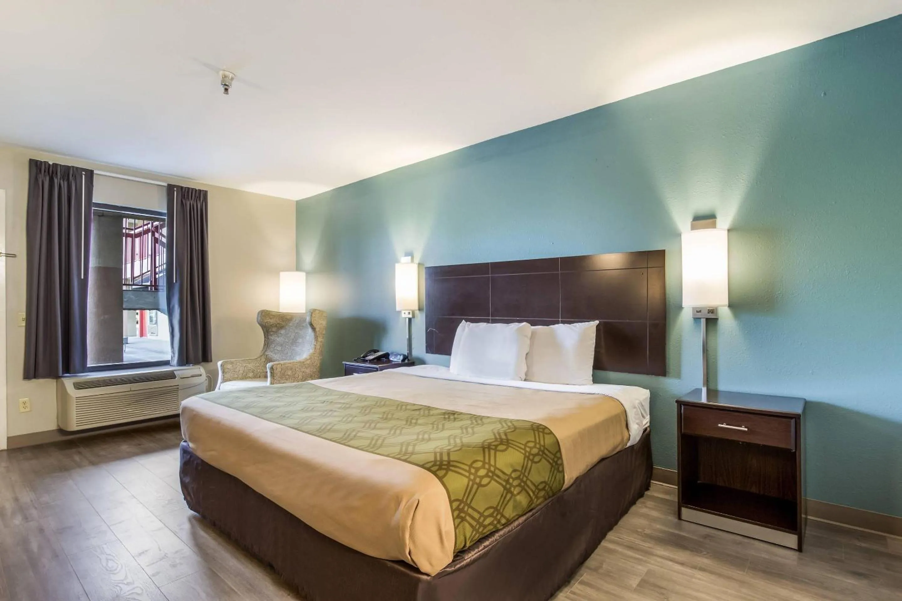 Bedroom, Bed in Econo Lodge Inn & Suites I-65