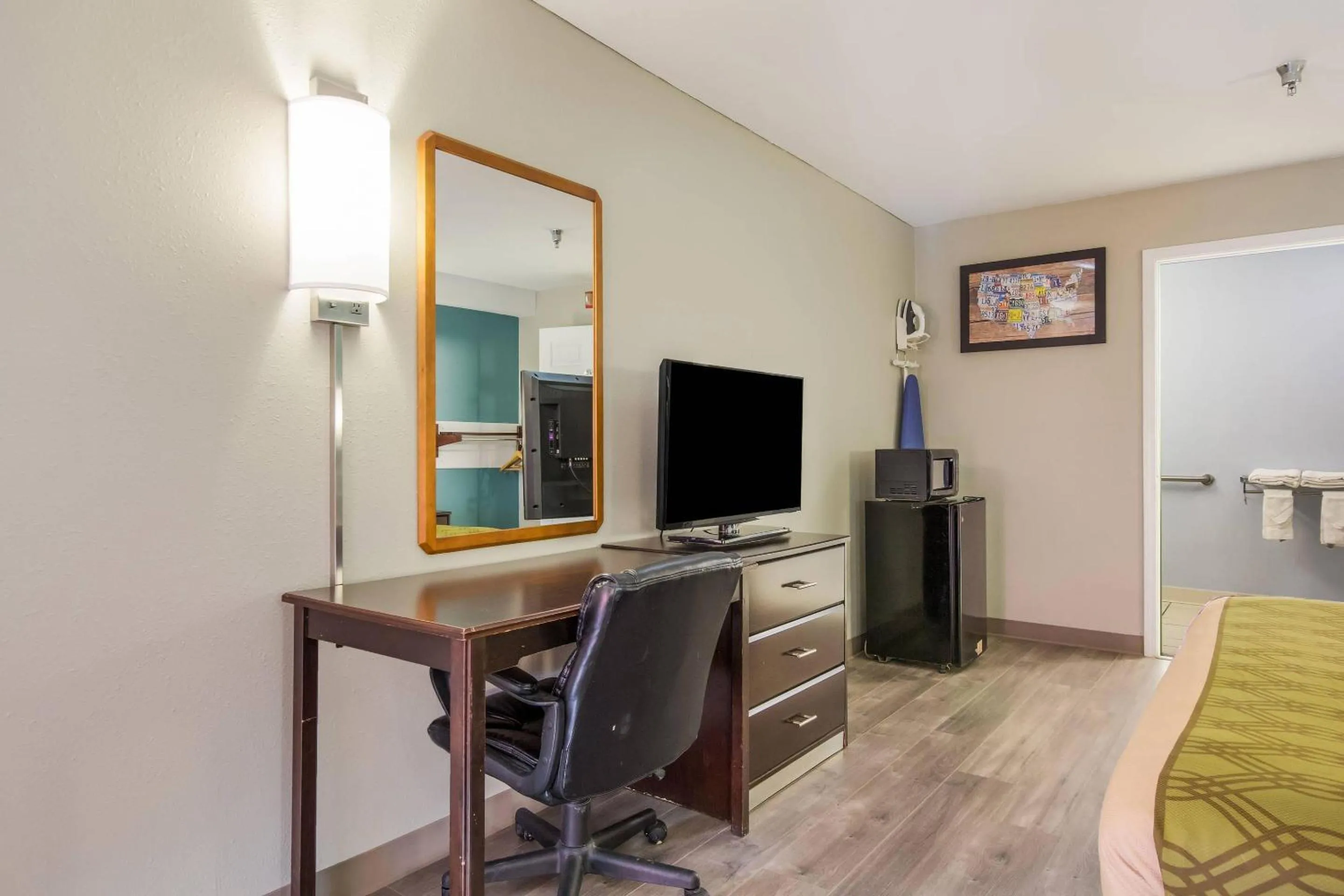 Bedroom in Econo Lodge Inn & Suites I-65