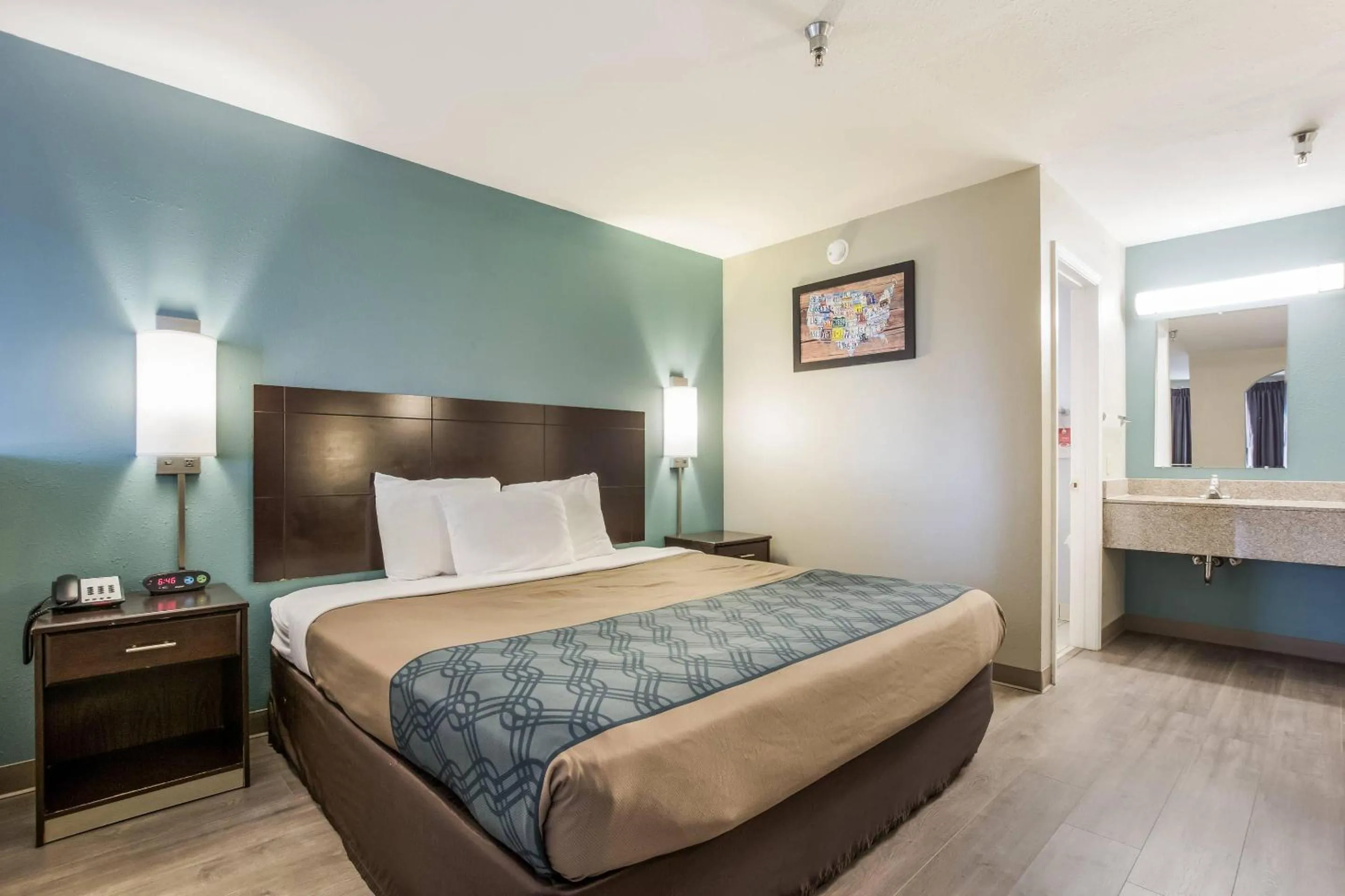 Bedroom, Bed in Econo Lodge Inn & Suites I-65