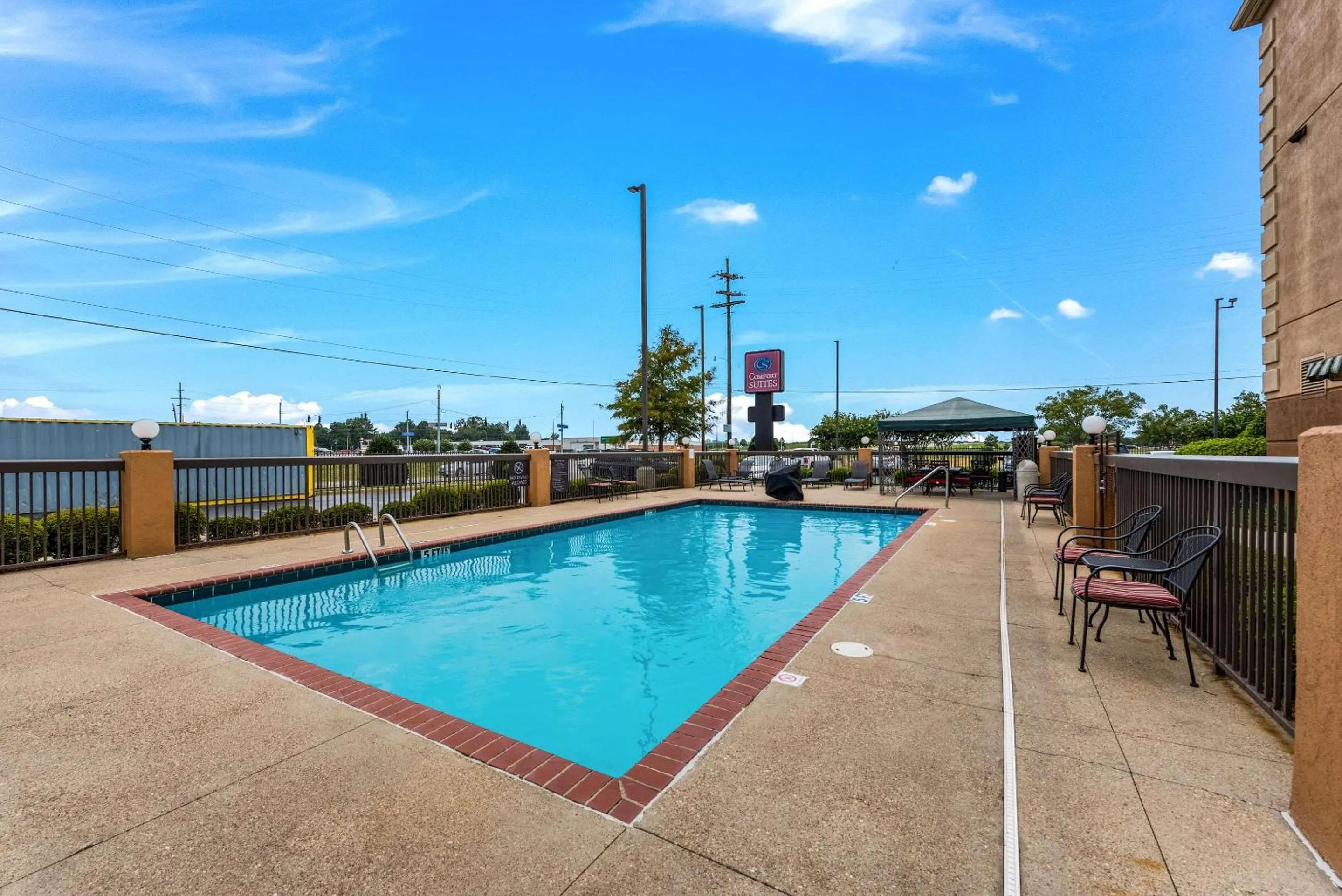 Swimming pool in Comfort Suites Monroe