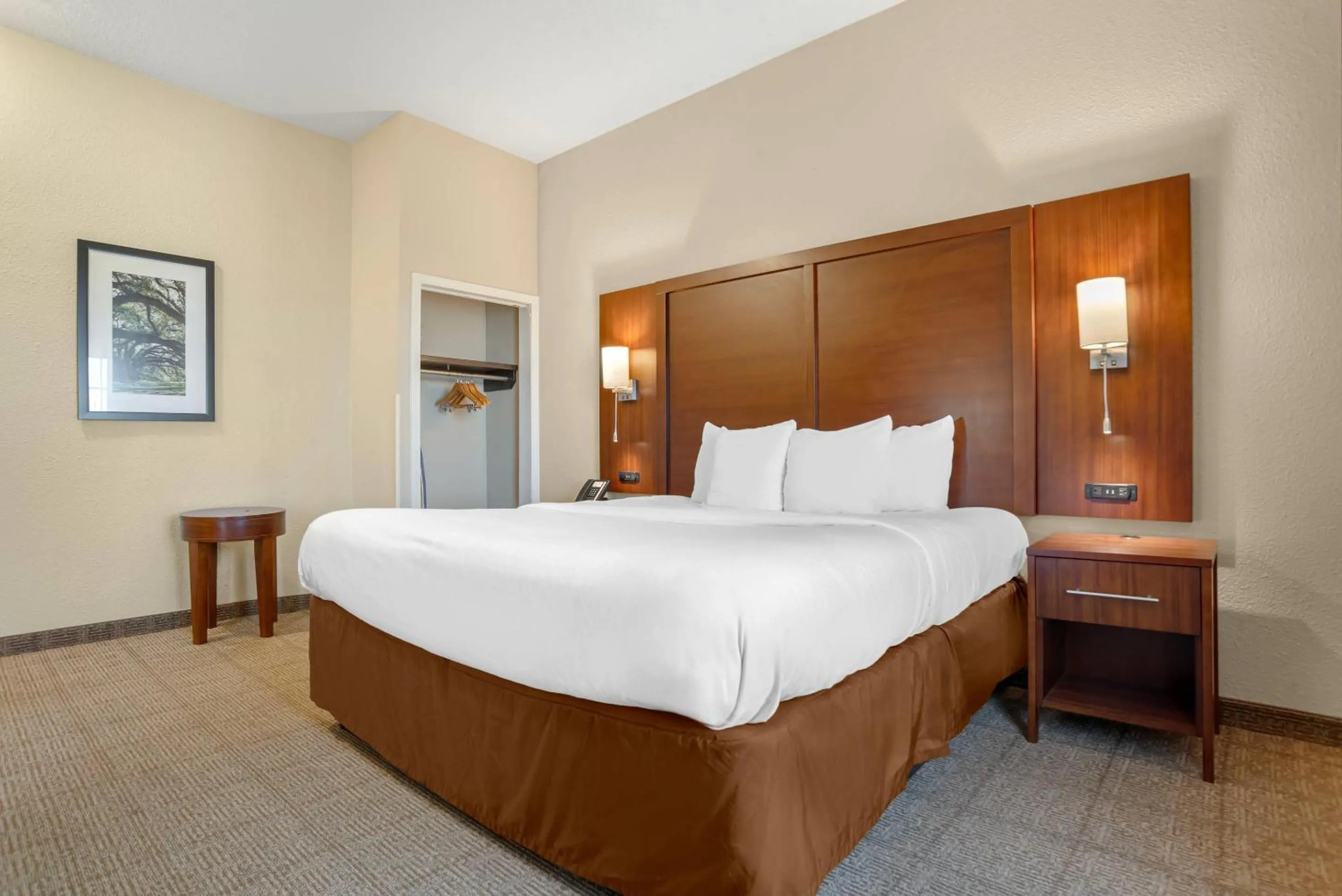 Bedroom, Bed in Comfort Suites Monroe