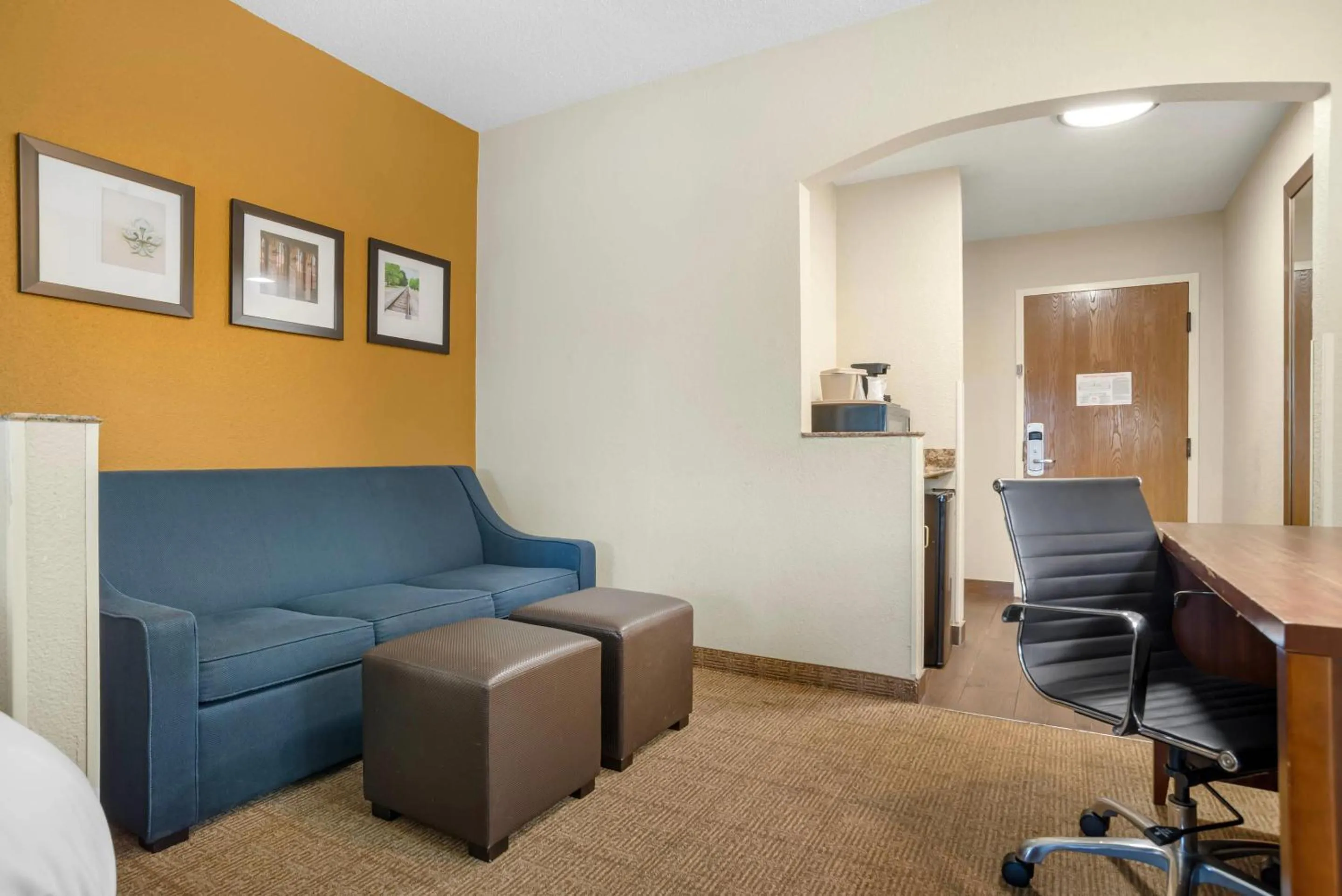 Bedroom in Comfort Suites Monroe