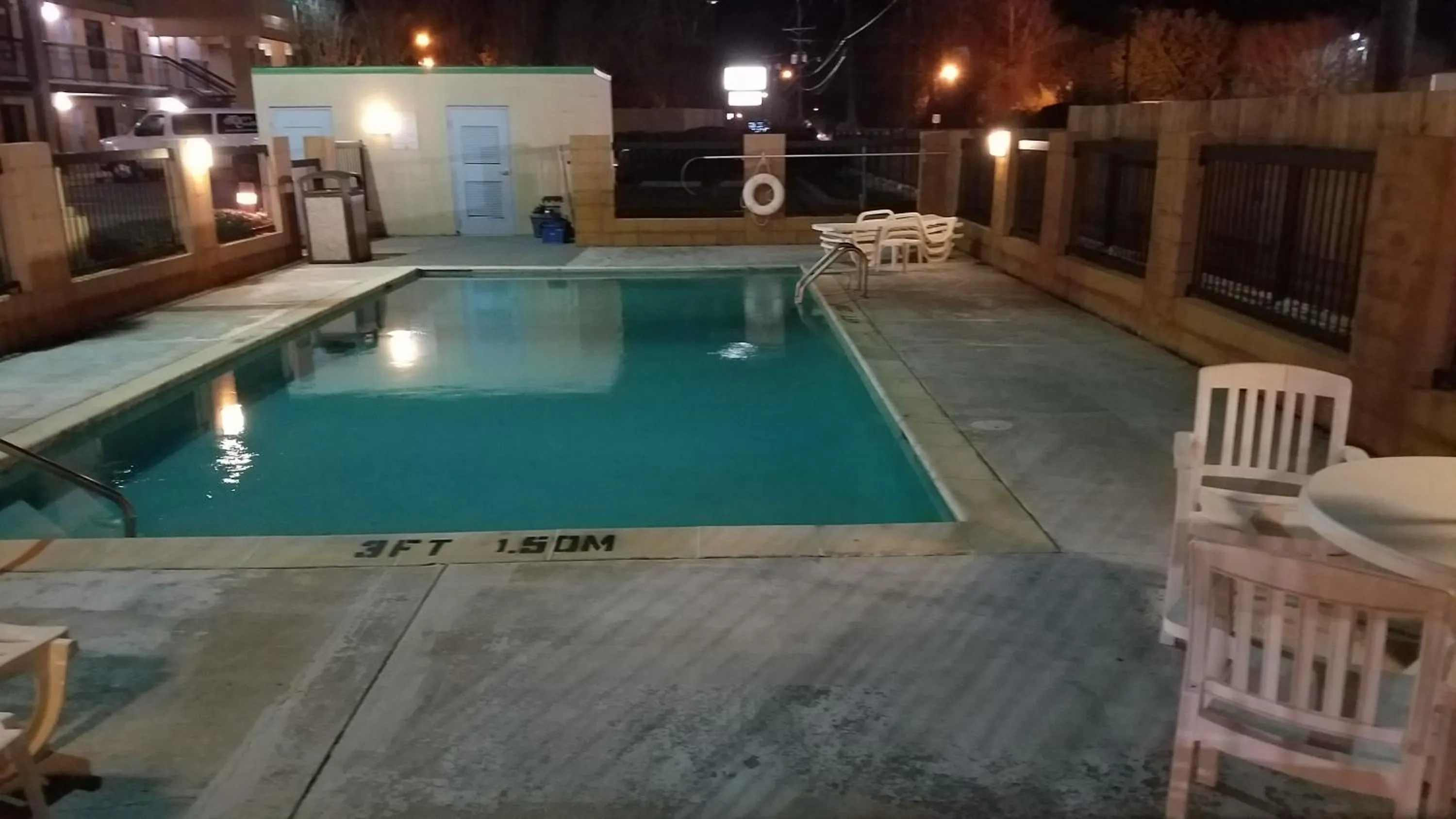 Swimming pool in Quality Inn Alexandria