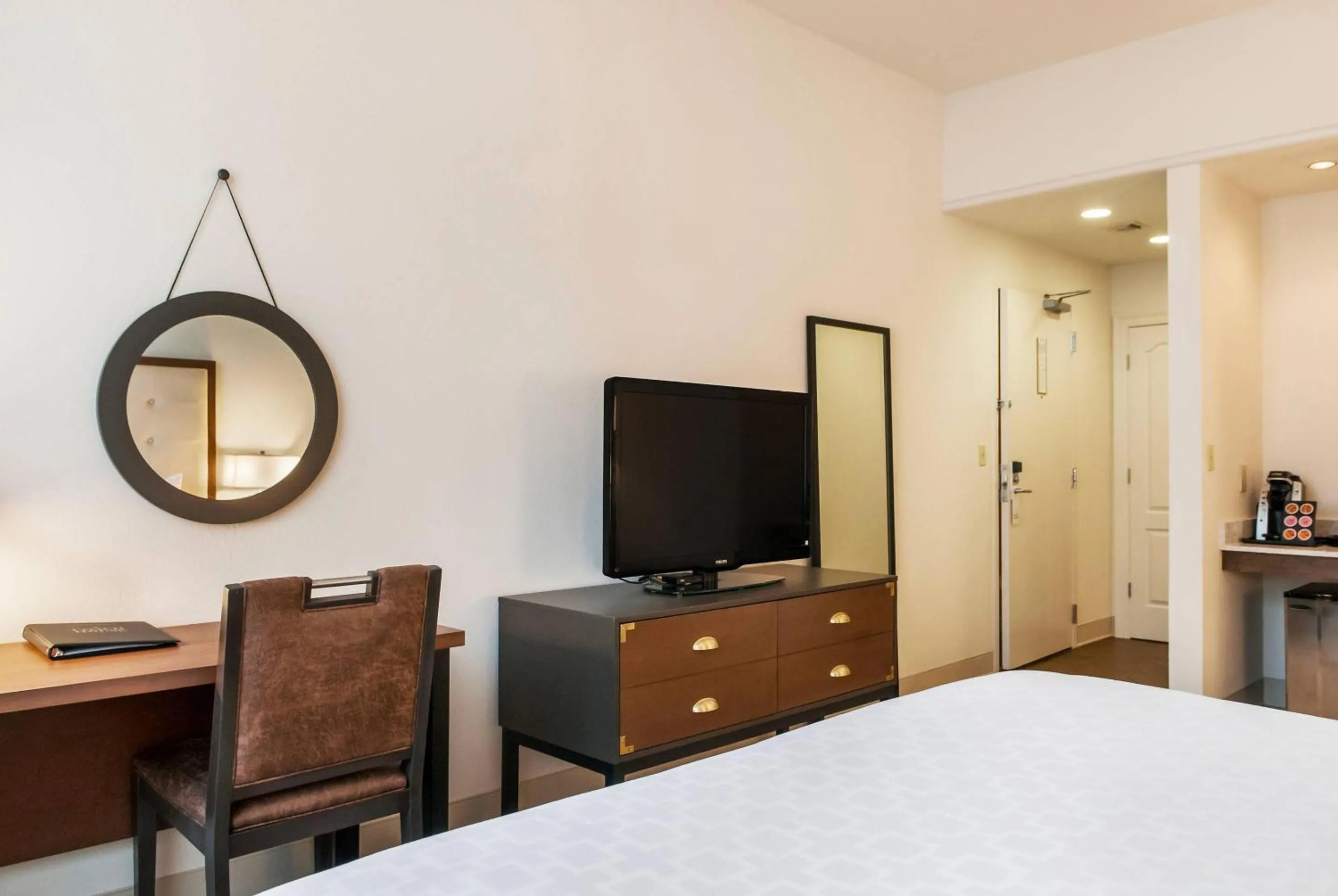 Bedroom, Bed in St Charles Coach House, an Ascend Collection Hotel