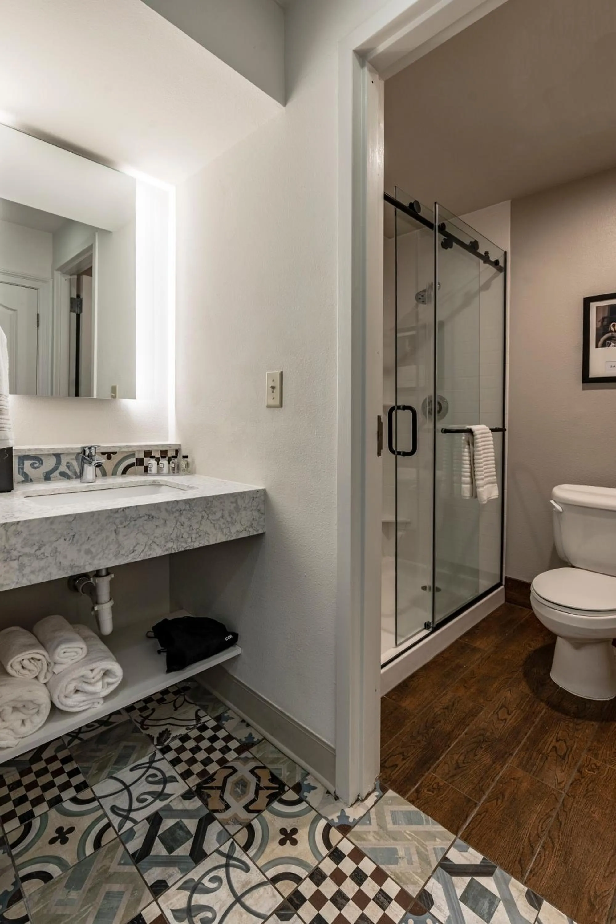 Bathroom in St Charles Coach House, an Ascend Collection Hotel