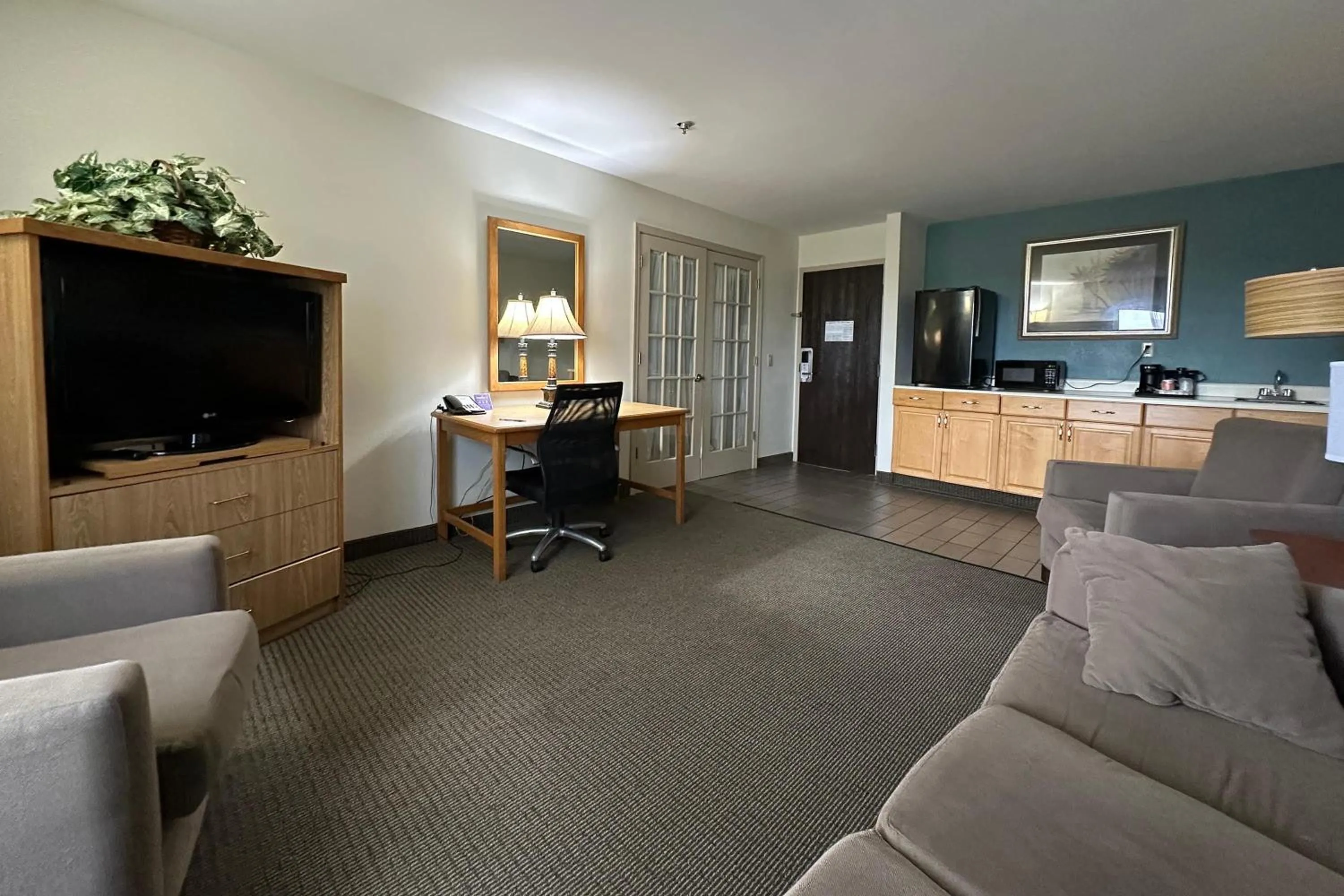 Photo of the whole room in Baymont by Wyndham Slidell