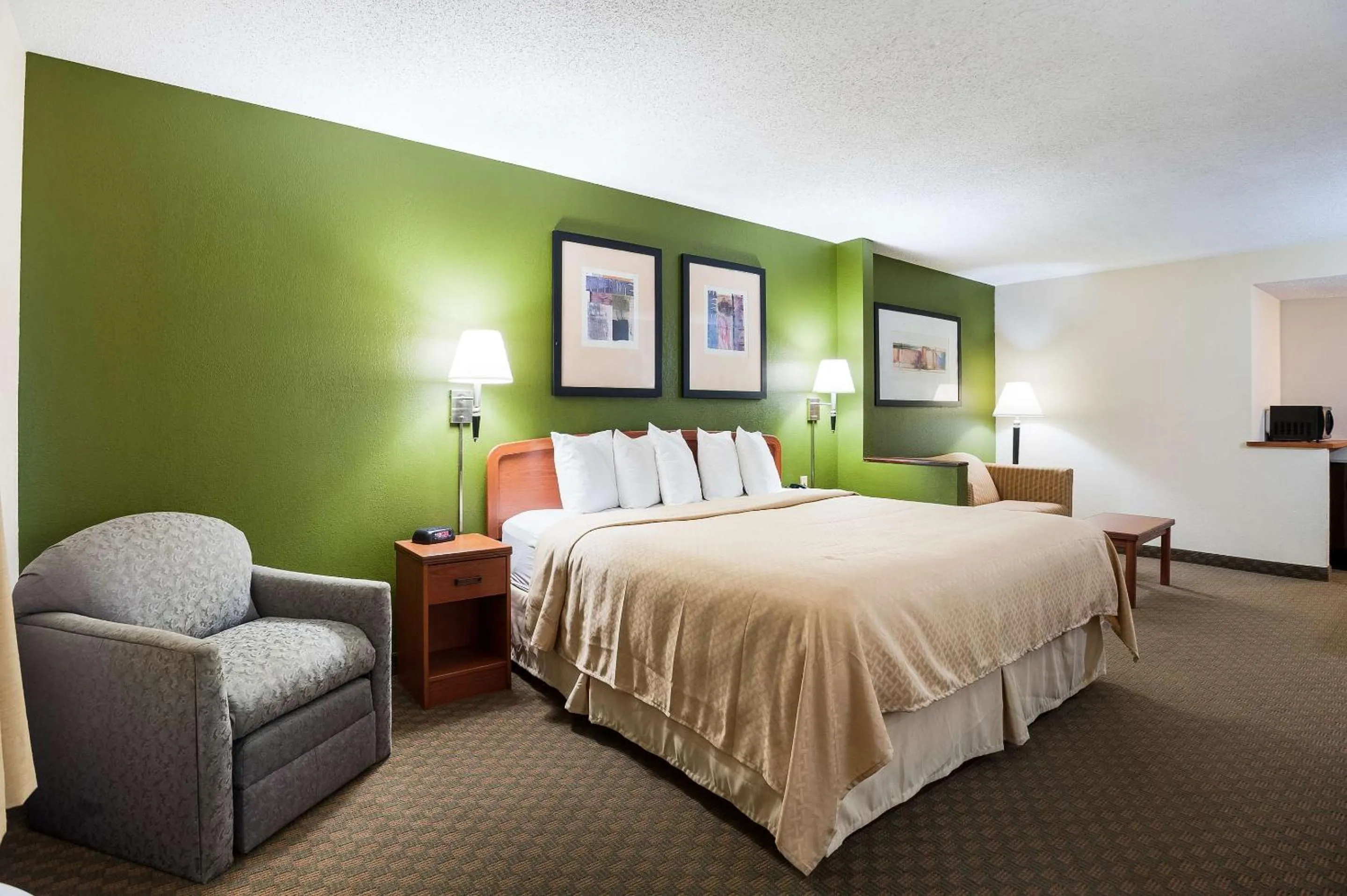 Bedroom, Bed in Quality Inn & Suites Lake Charles South