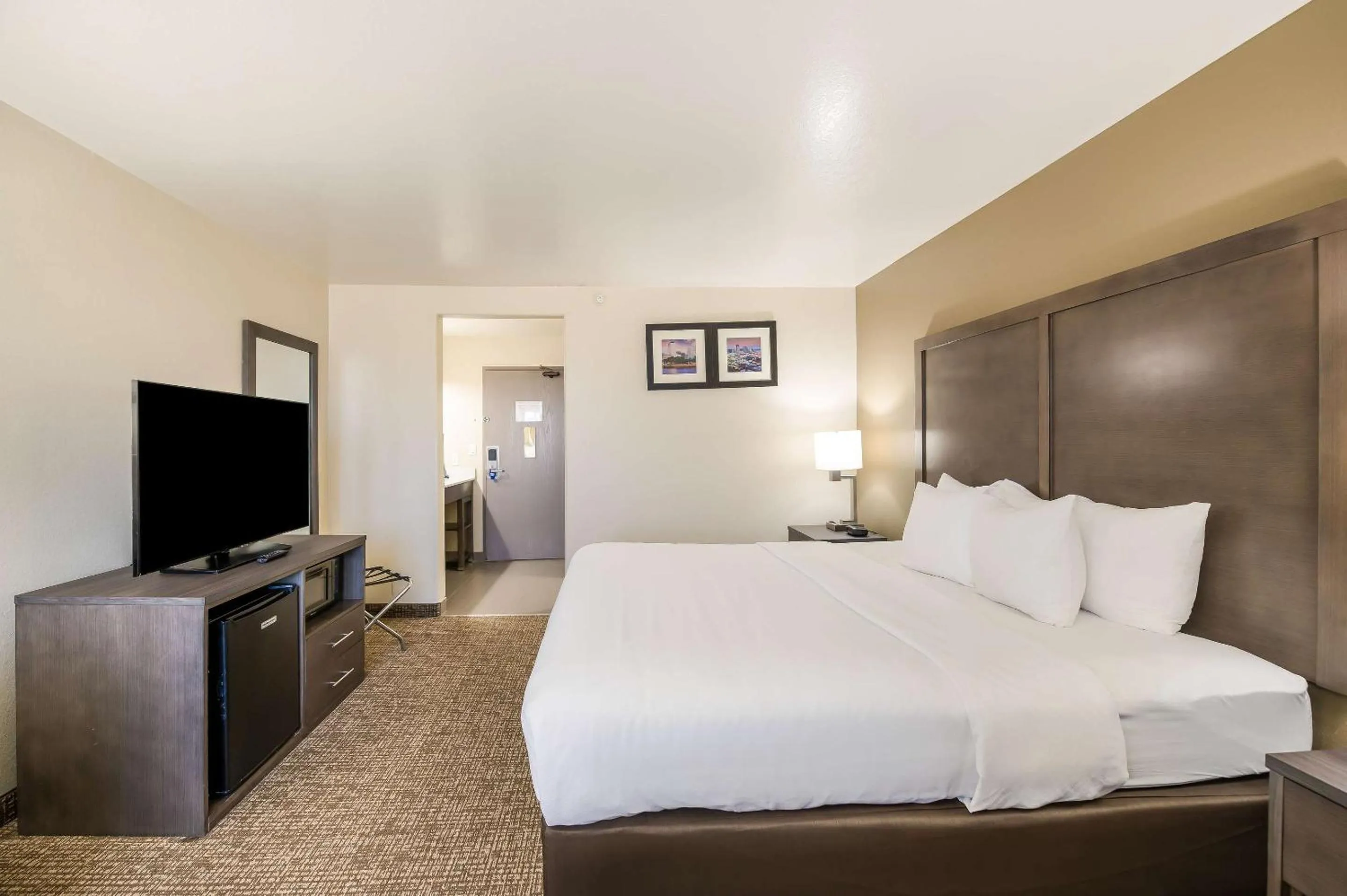 Bedroom, Bed in Comfort Inn Bossier City Casino Area near Shreveport Downtown