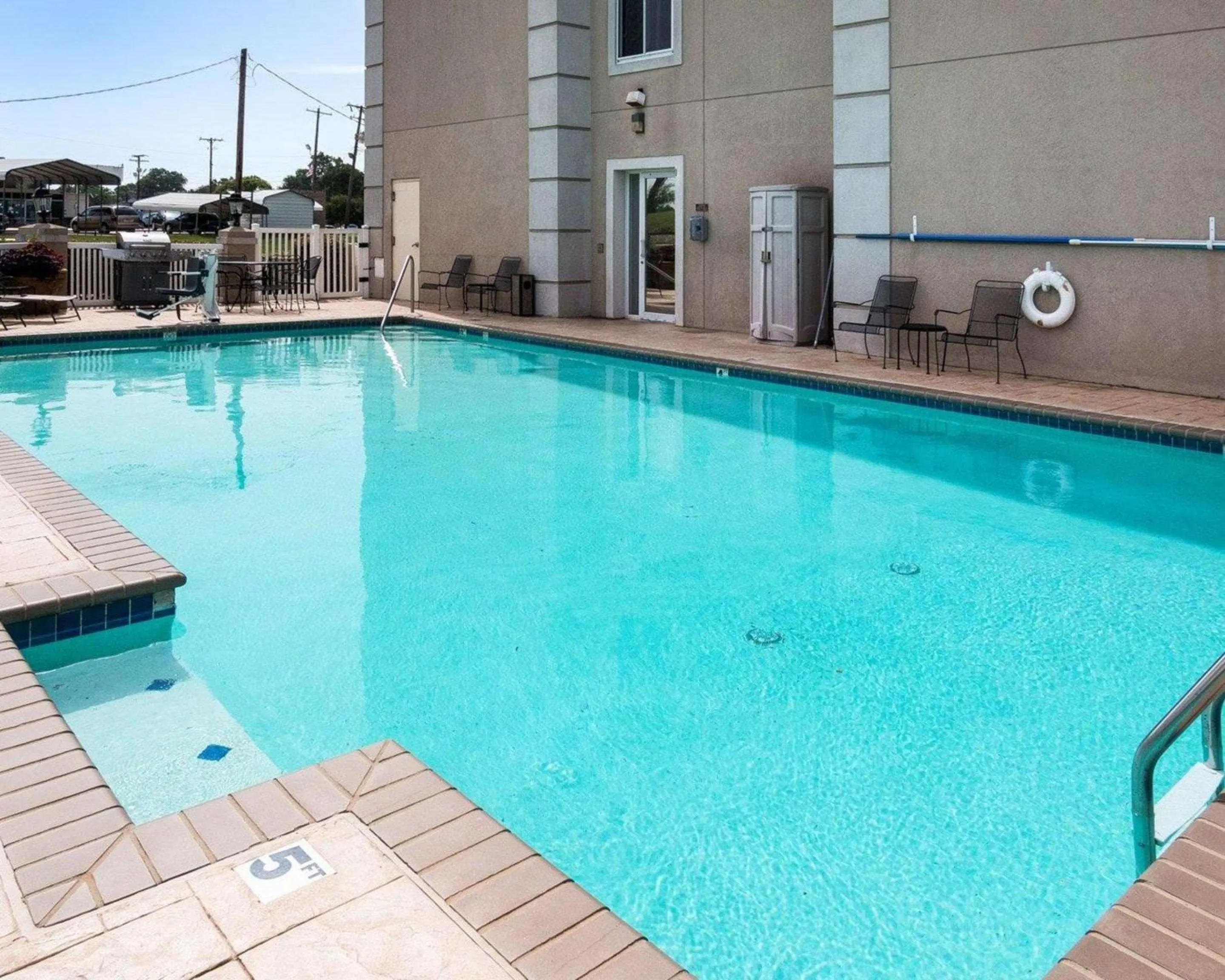 Swimming pool in Comfort Inn Bossier City Casino Area near Shreveport Downtown