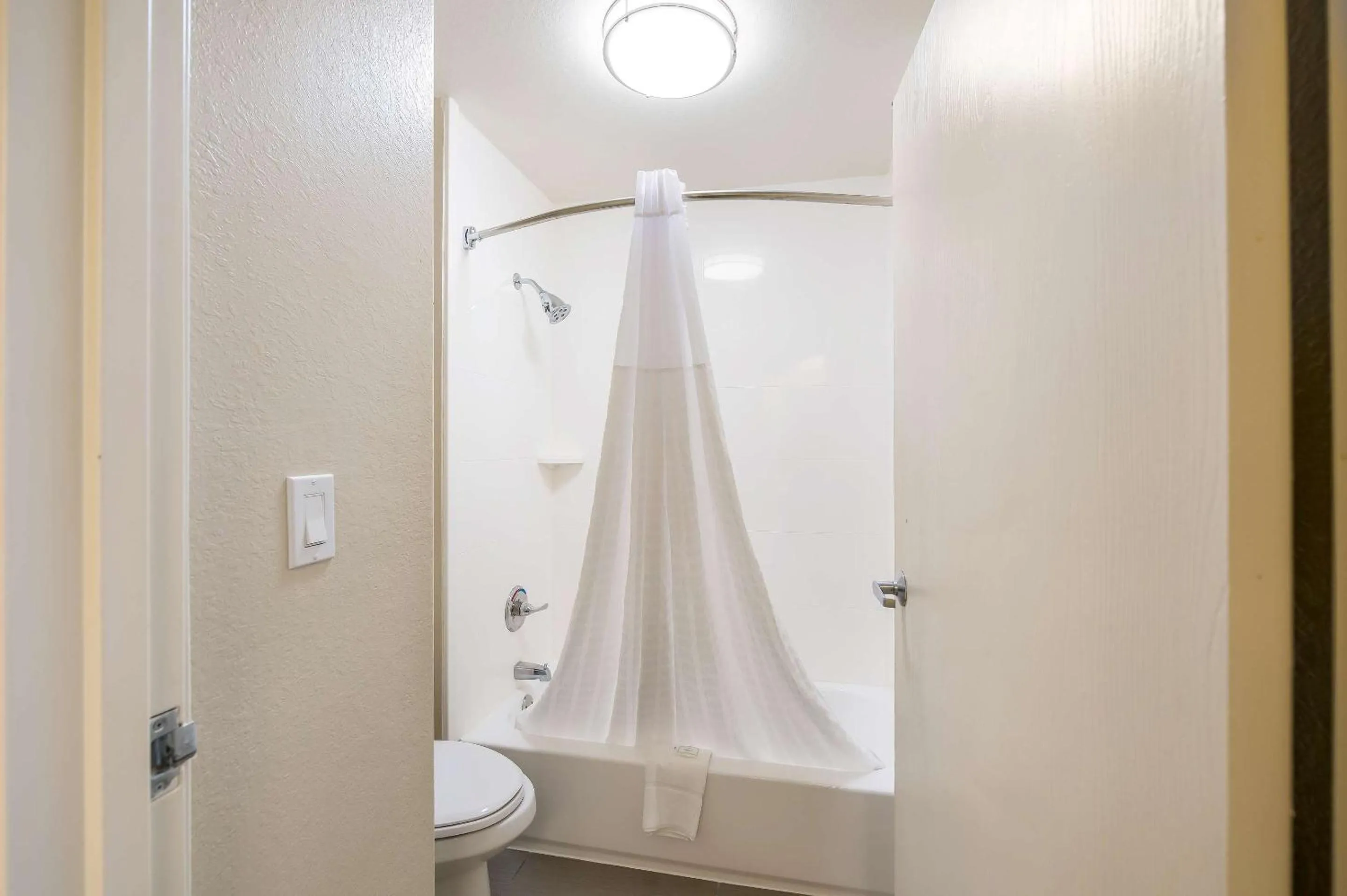 Bedroom in Comfort Inn Bossier City Casino Area near Shreveport Downtown