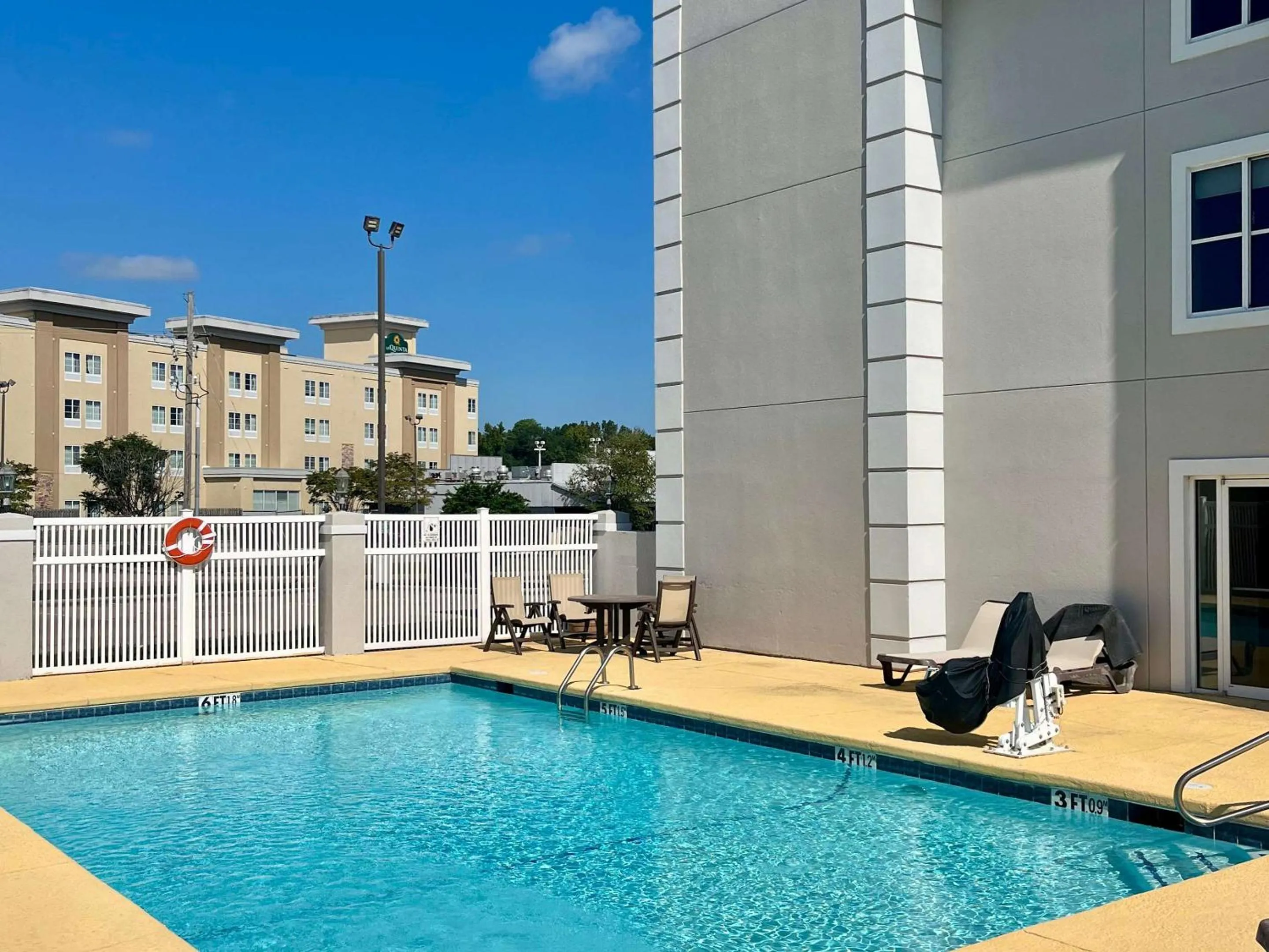 Swimming pool in Quality Inn & Suites West Monroe