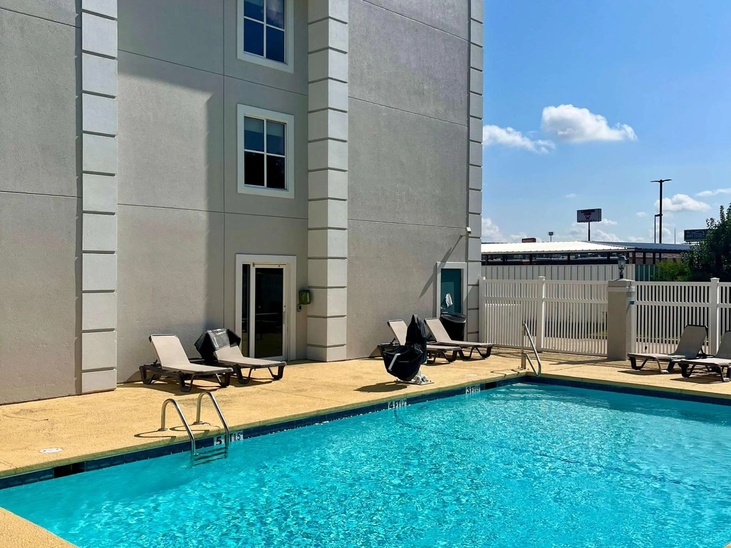 Swimming pool in Quality Inn & Suites West Monroe