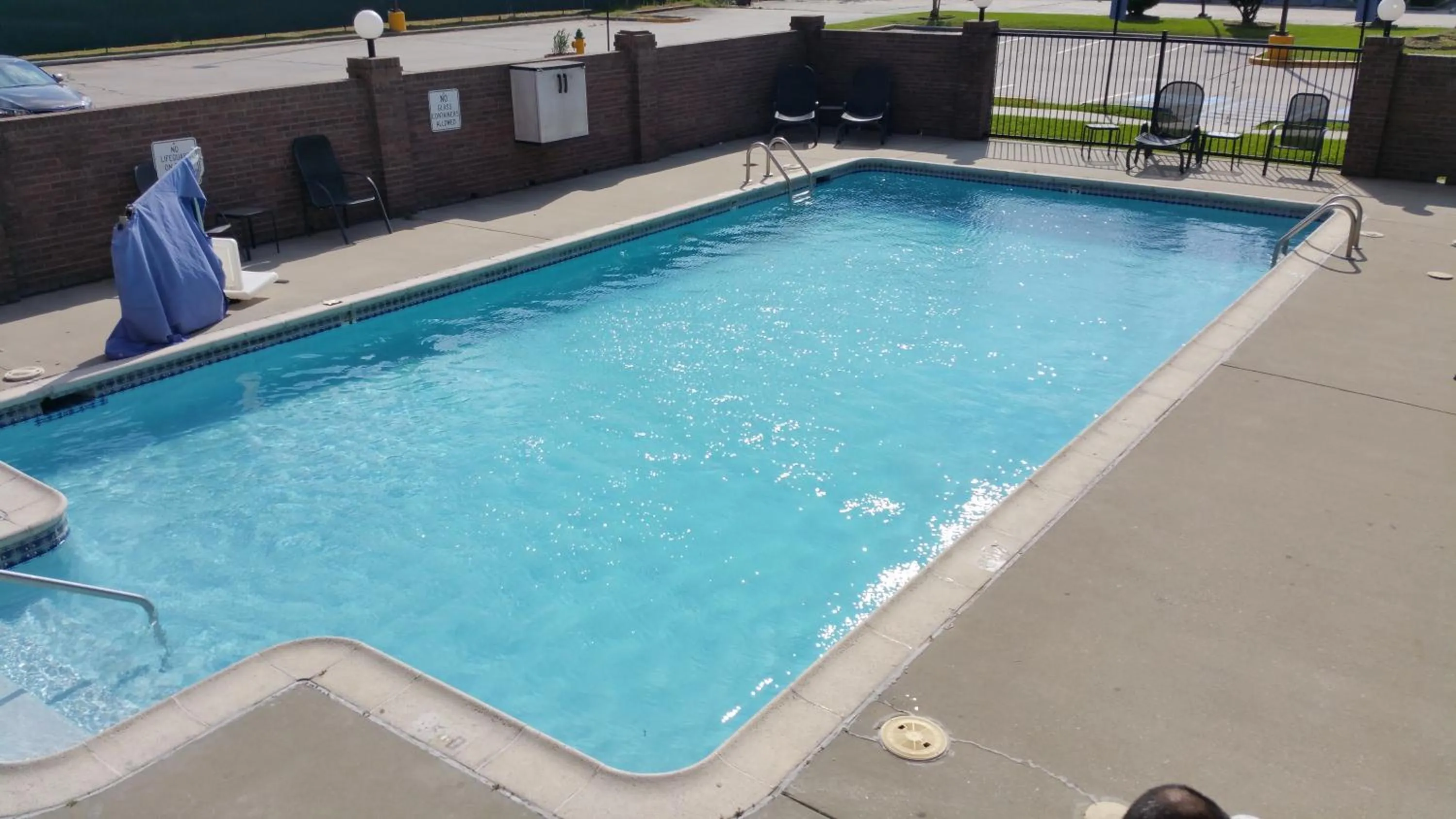 Swimming pool in Motel 6-Lafayette, LA