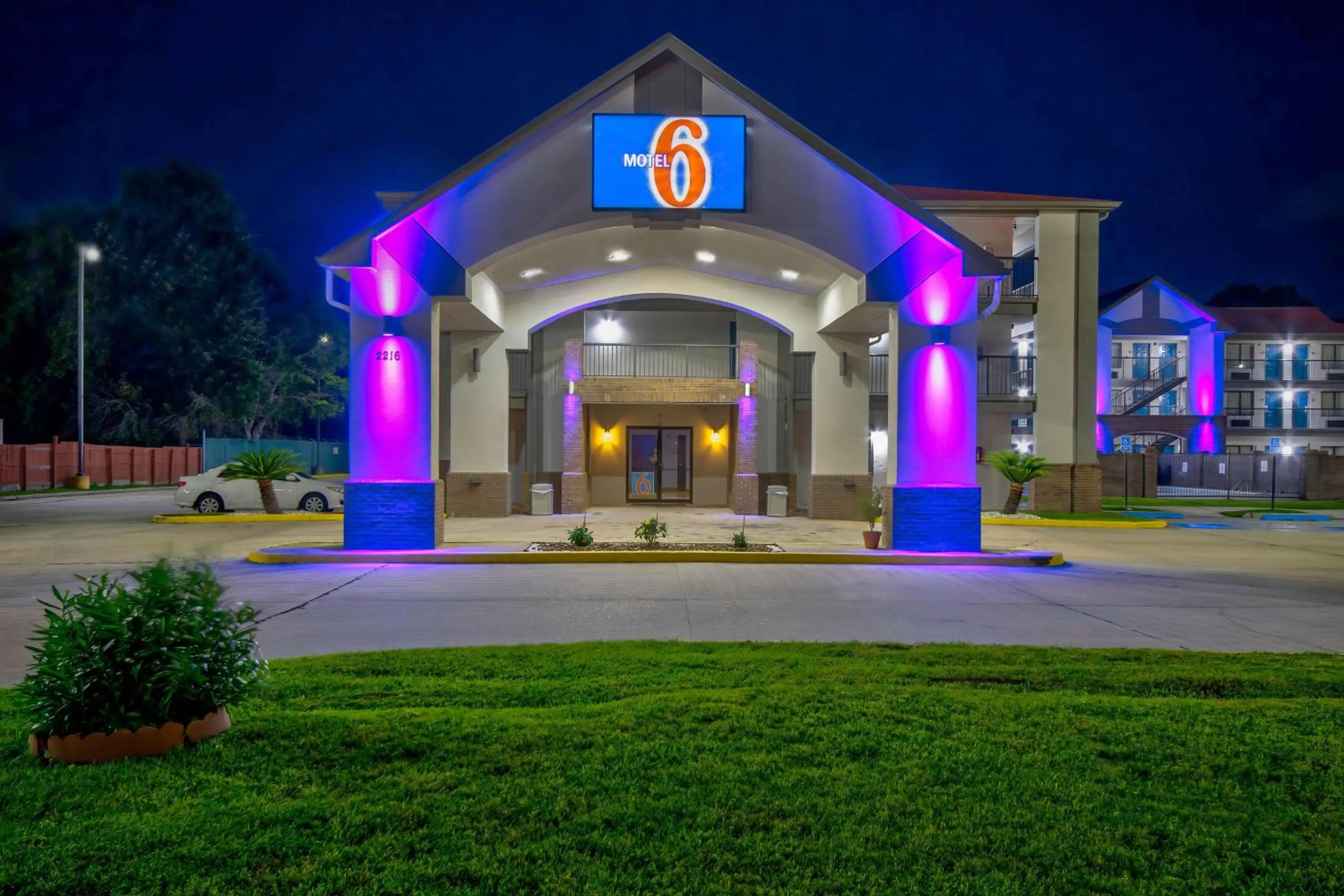 Property building in Motel 6-Lafayette, LA