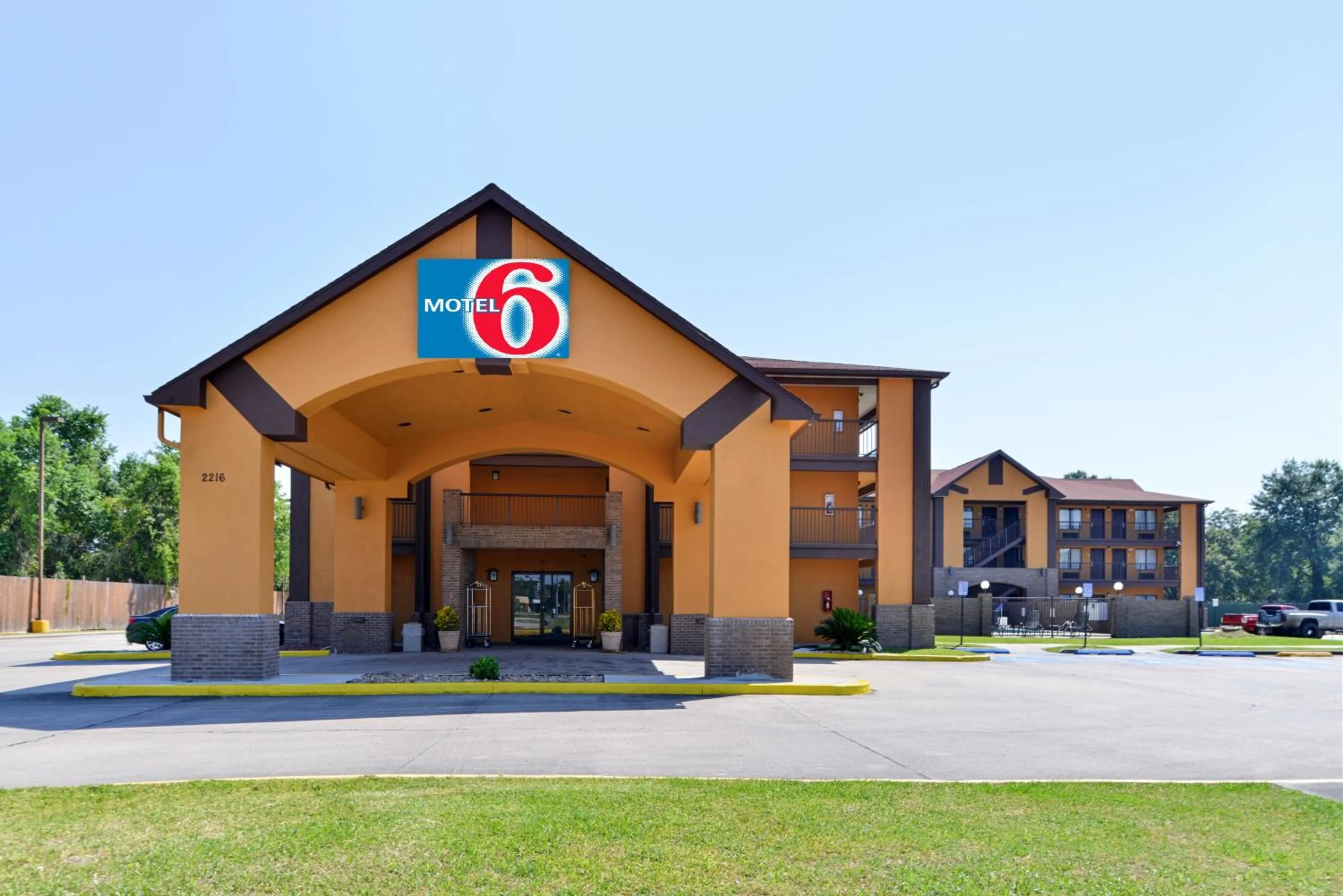 Facade/entrance in Motel 6-Lafayette, LA