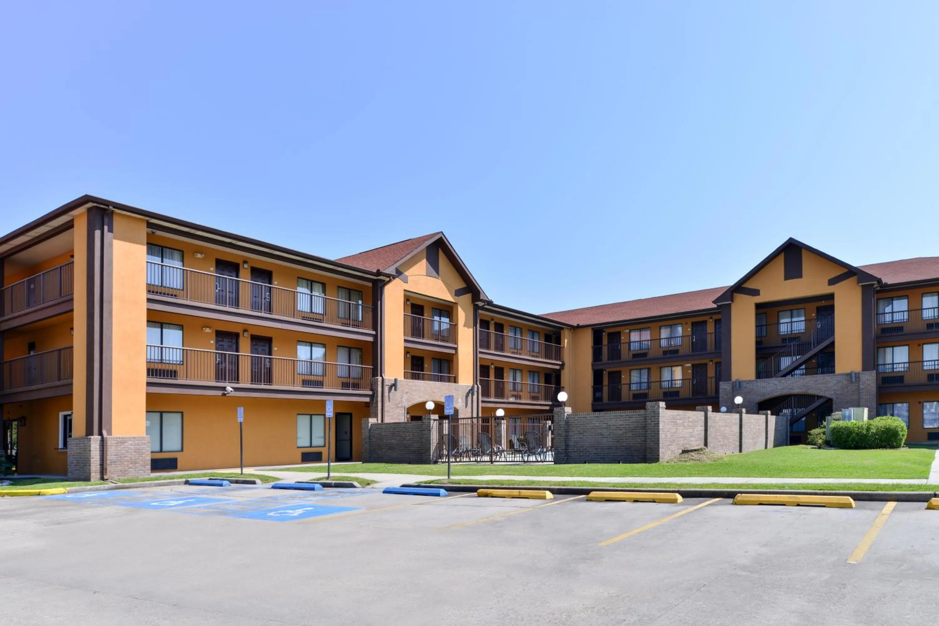 Facade/entrance in Motel 6-Lafayette, LA
